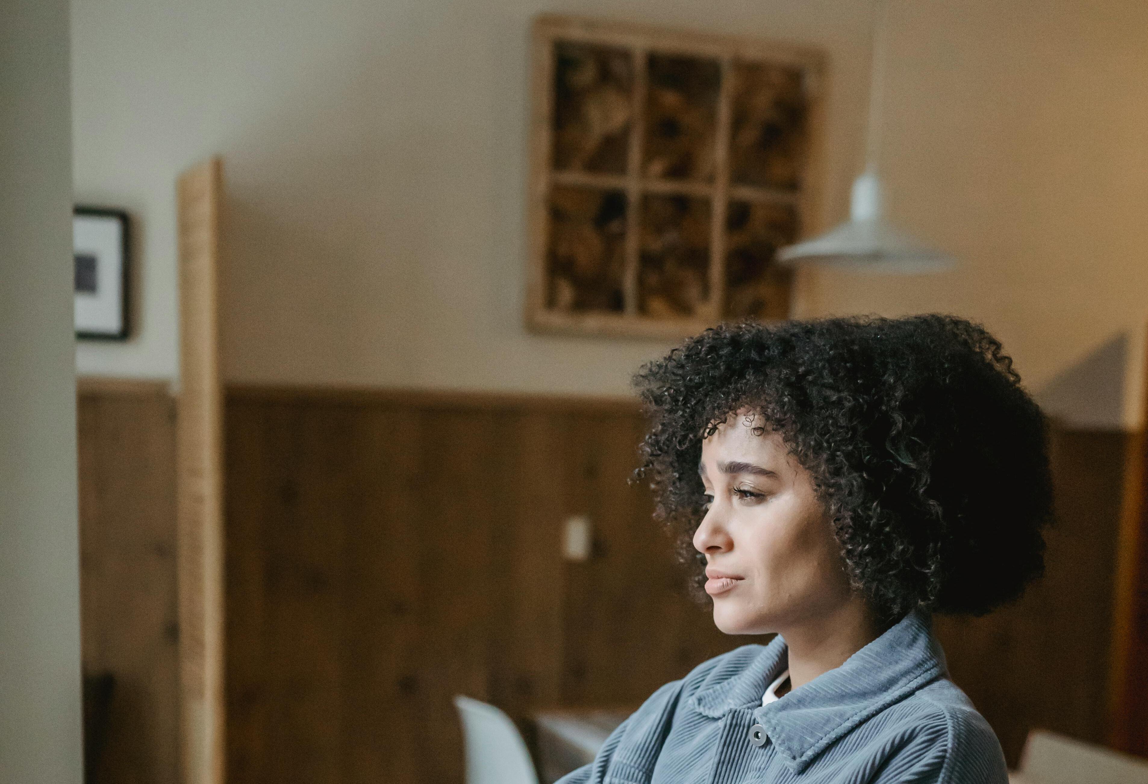 Une femme réfléchissant à ce qu'elle doit faire | Source : Pexels