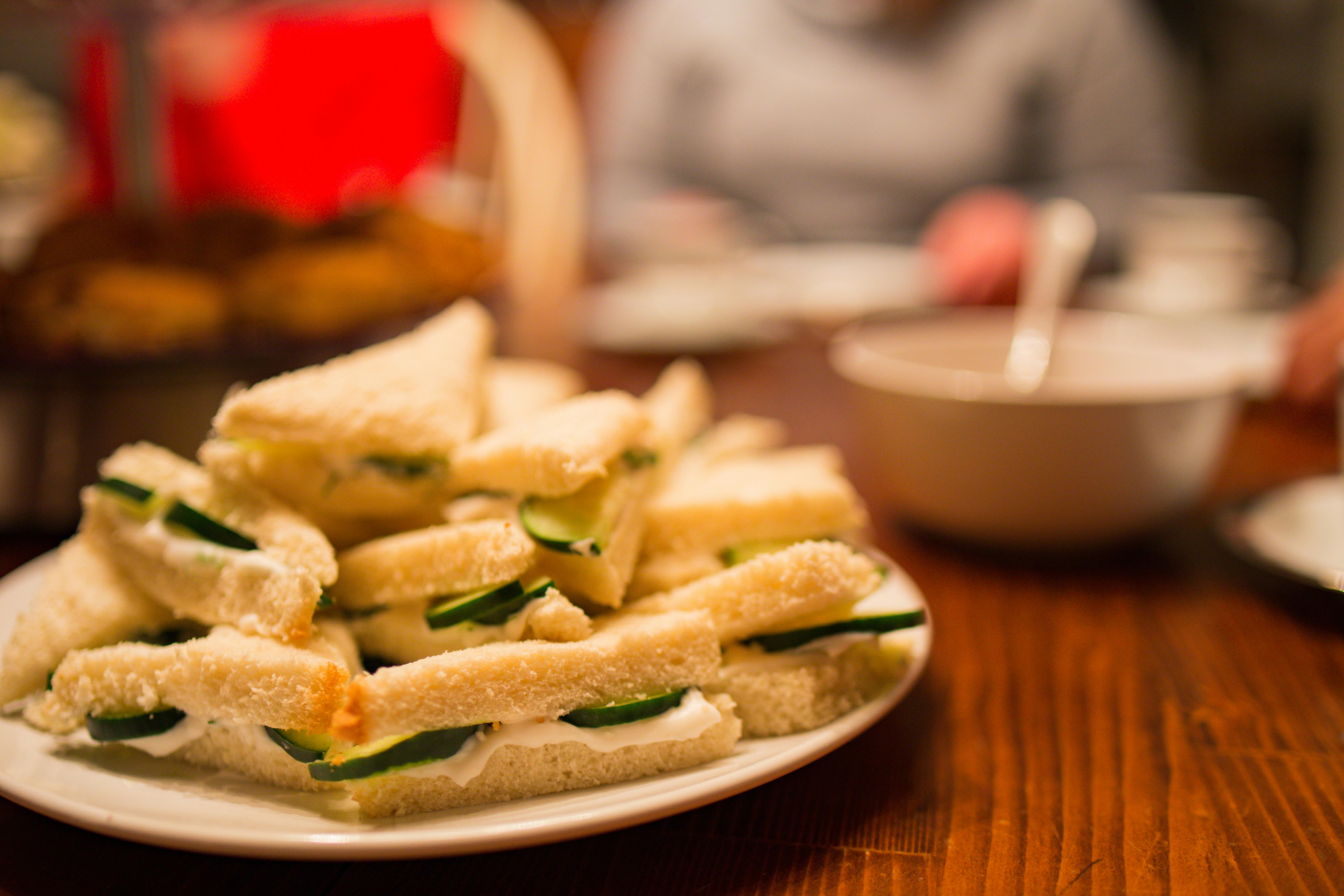Une assiette de sandwichs sur une table | Source : Pexels
