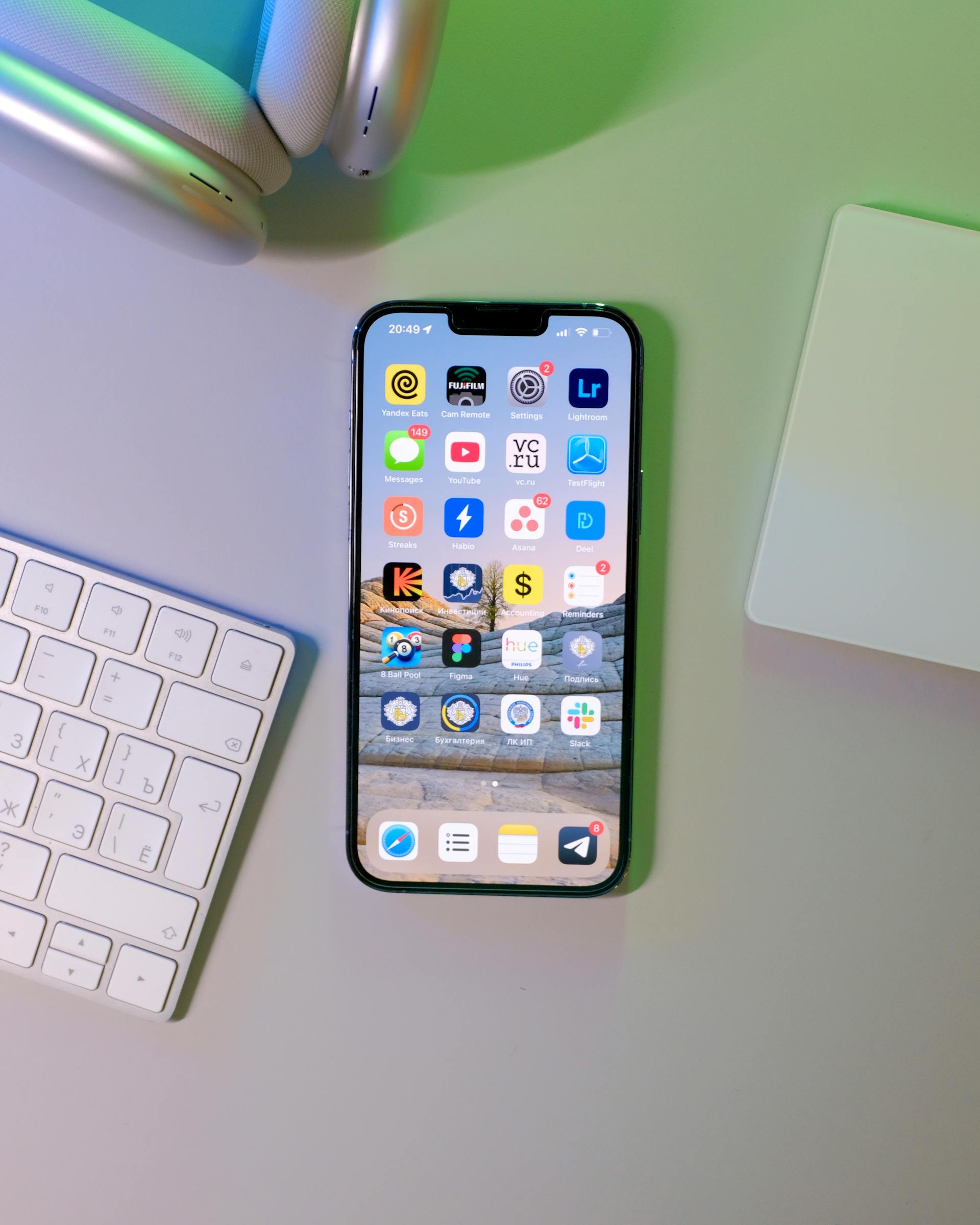 Un téléphone portable à côté d'un clavier | Source : Pexels