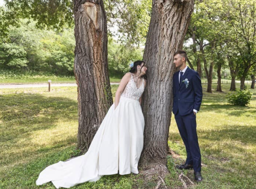 Une photo de mariage montre Kailey Erhart et son mari, Cameron, posant ensemble en plein air, ce qui offre un contraste saisissant avec les circonstances difficiles qui allaient plus tard toucher leur famille. | Source : Facebook/Kailey Erhart
