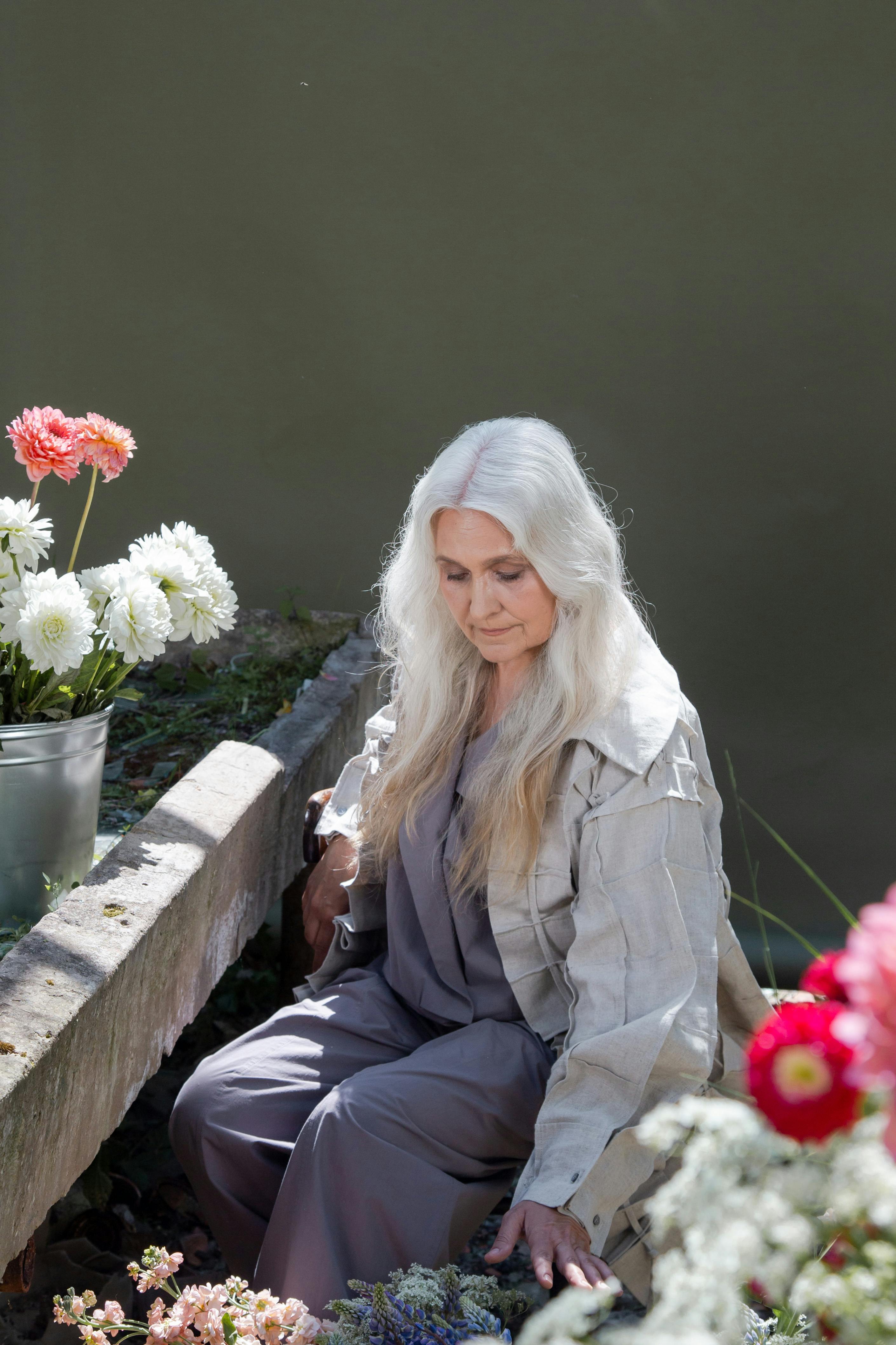 Une femme âgée en train de jardiner | Source : Pexels