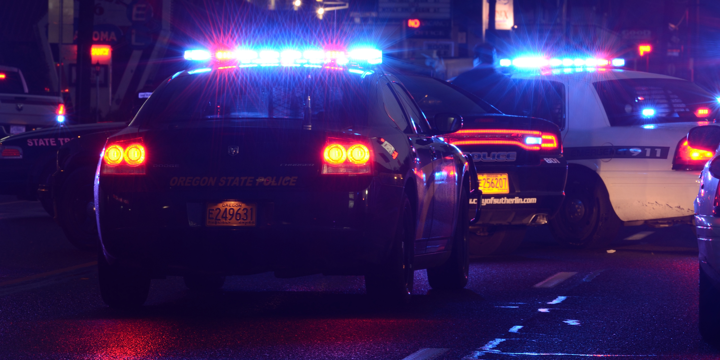 Voitures de police la nuit | Source : Shutterstock