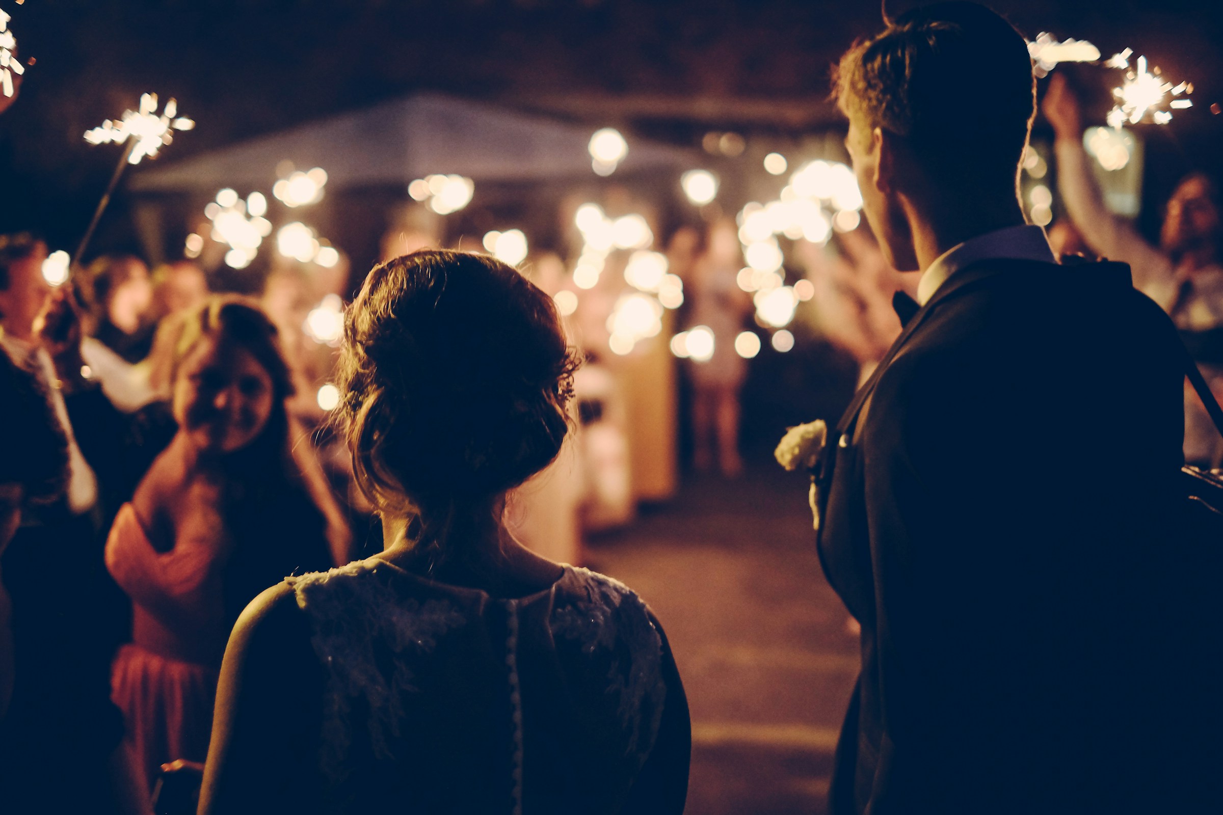 Un couple de jeunes mariés durant la réception de mariage | Source : Unsplash