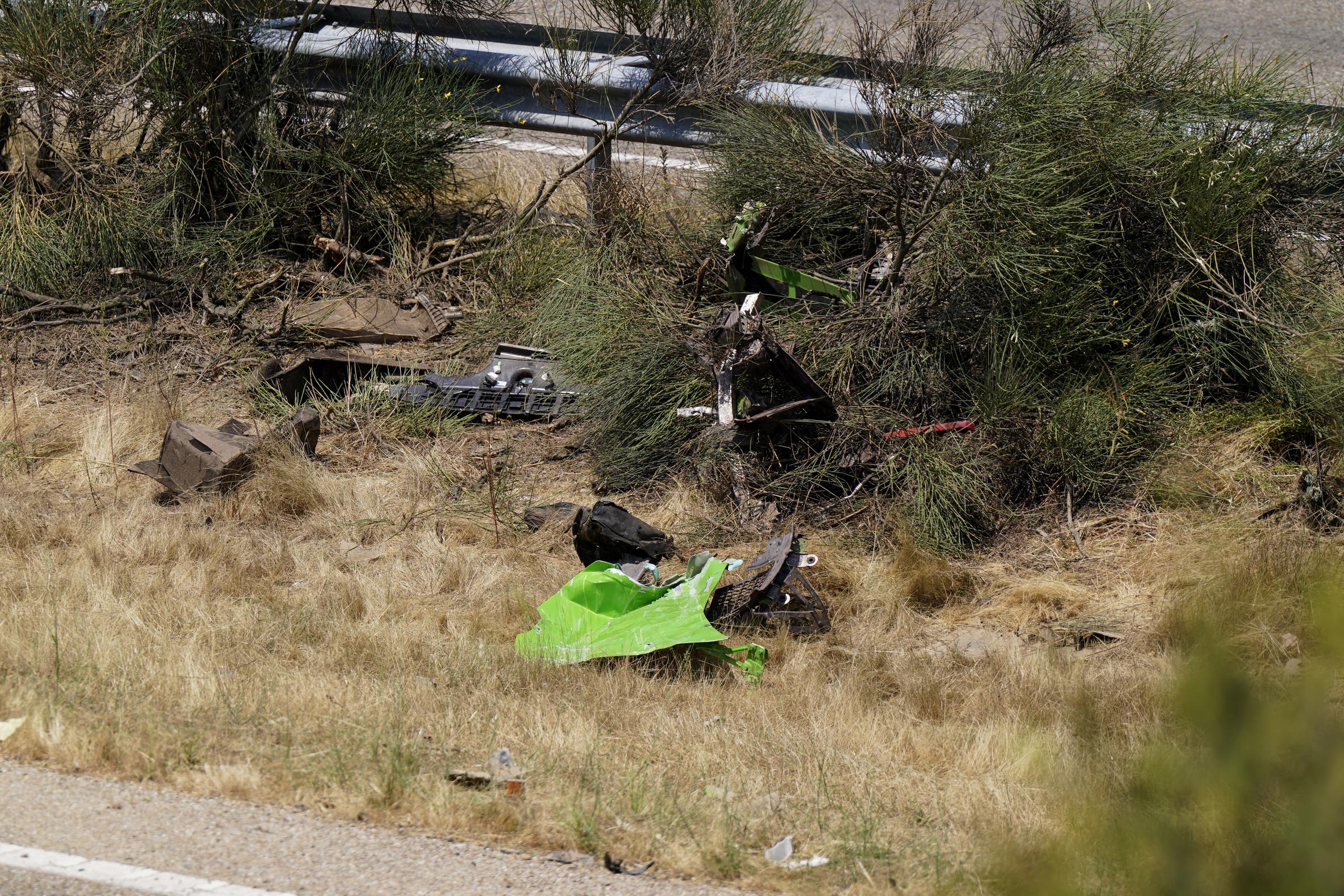 Des débris sont visibles le long de l'autoroute A-52, sur le lieu de l'accident où le footballeur de Liverpool Diogo Jota et son frère Andre Felipe ont trouvé la mort dans un accident de voiture près de Cernadilla, dans la province de Zamora, au nord-ouest de l'Espagne, tôt le matin du 3 juillet 2025 I Source : Getty Images