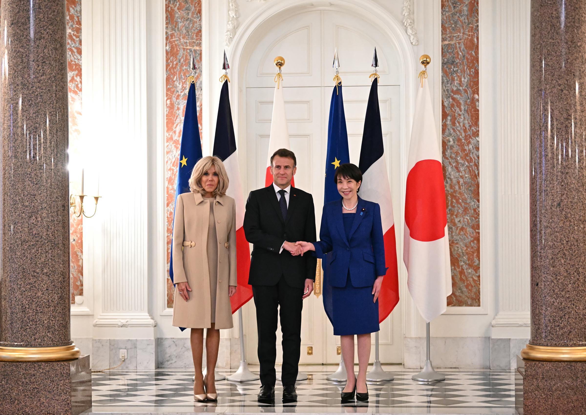 Le président français Emmanuel Macron et la première dame Brigitte Macron rencontrent la Première ministre japonaise Sanae Takaichi lors d’une cérémonie de bienvenue au palais d’Akasaka à Tokyo, au Japon, le 1er avril 2026