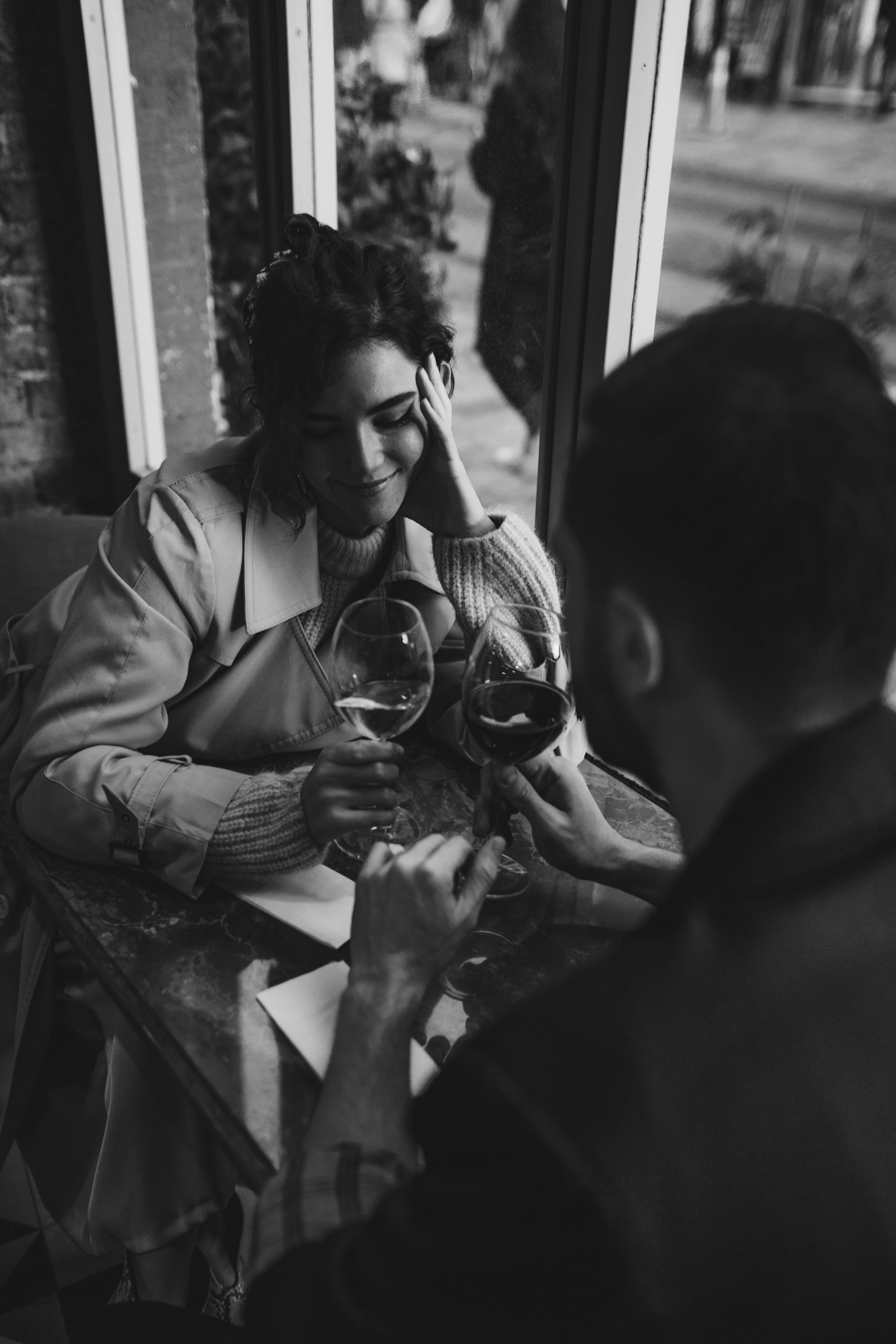 Un couple heureux au restaurant | Source : Pexels