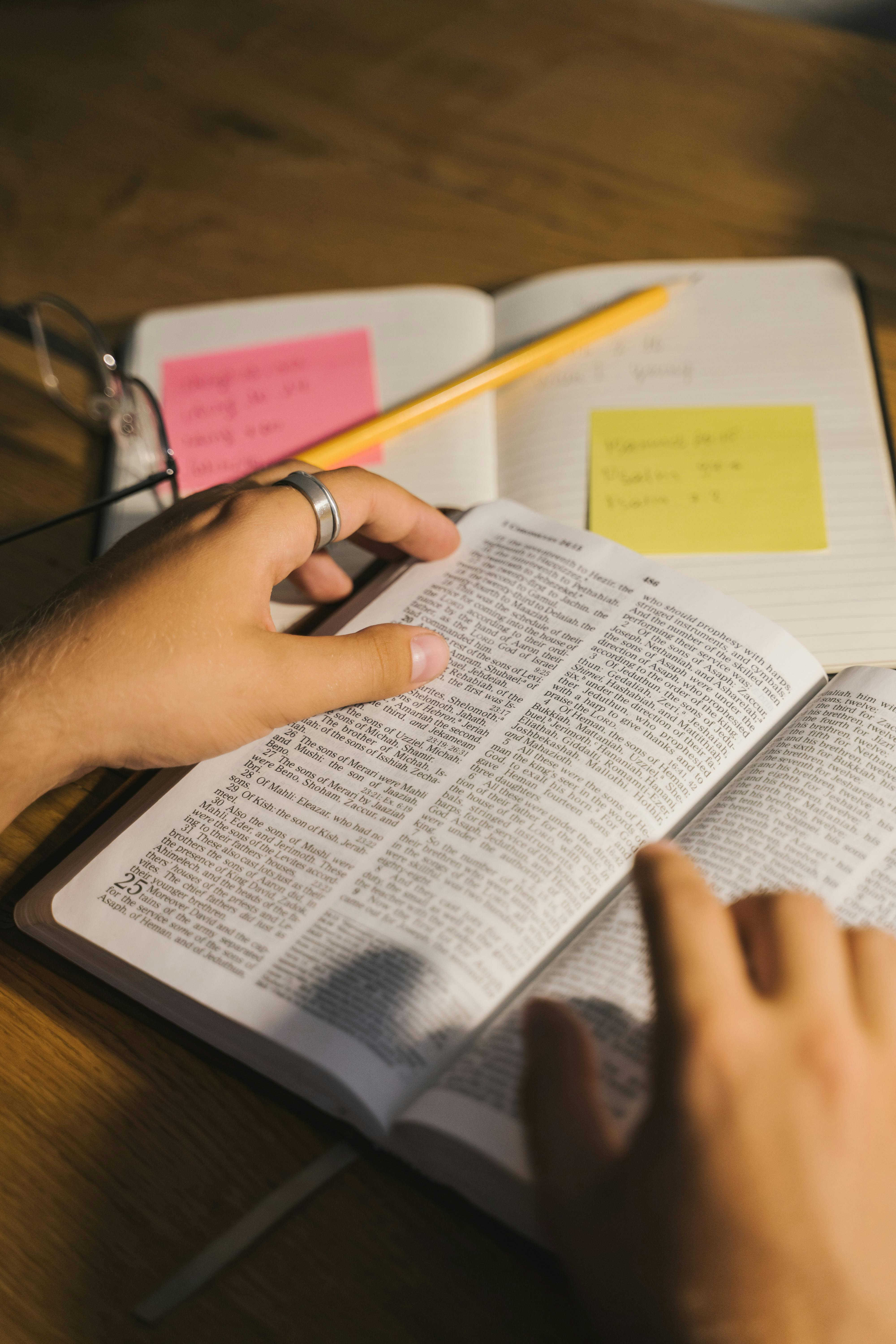 Une personne lisant une Bible | Source : Pexels