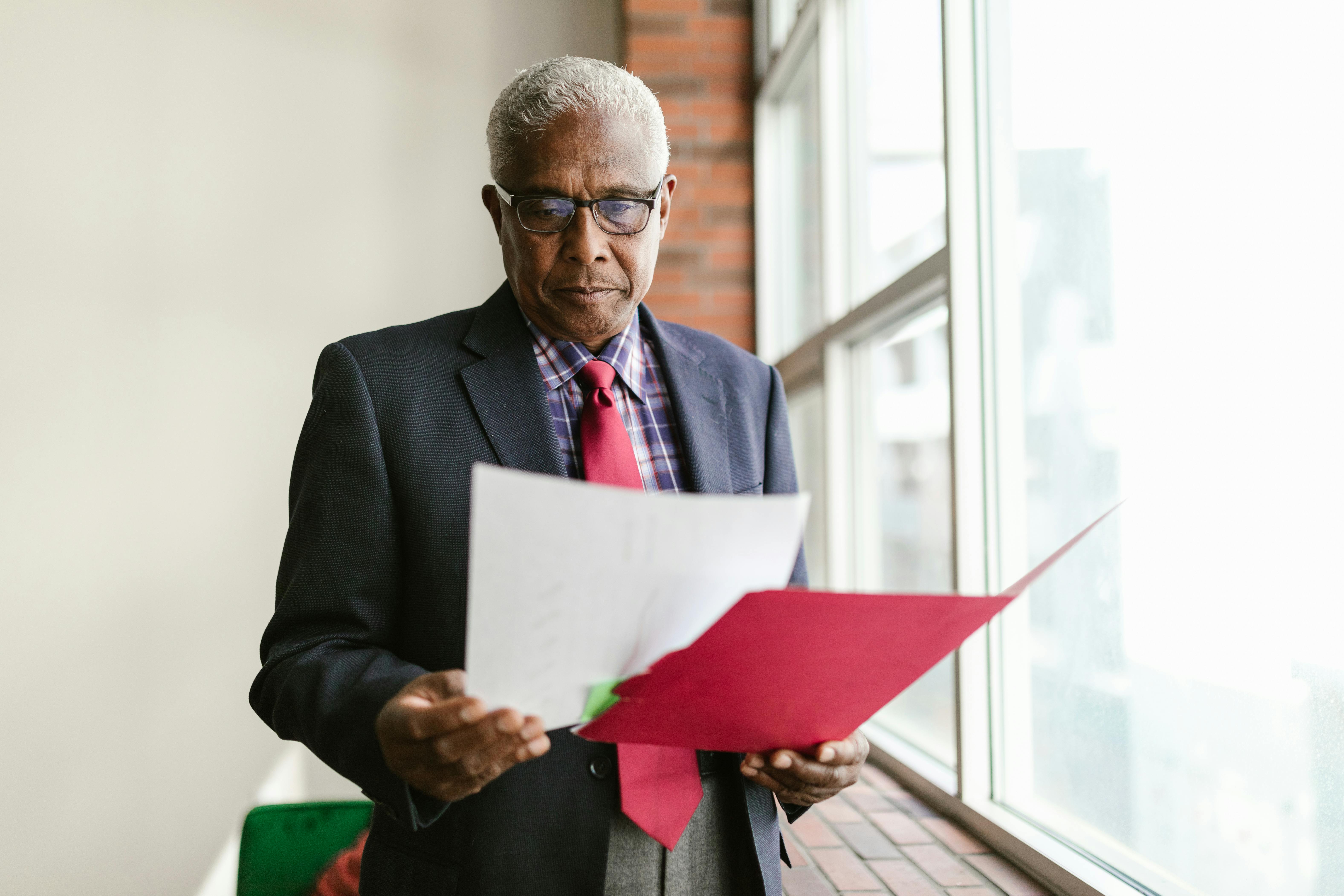 Un homme lisant un document | Source : Pexels
