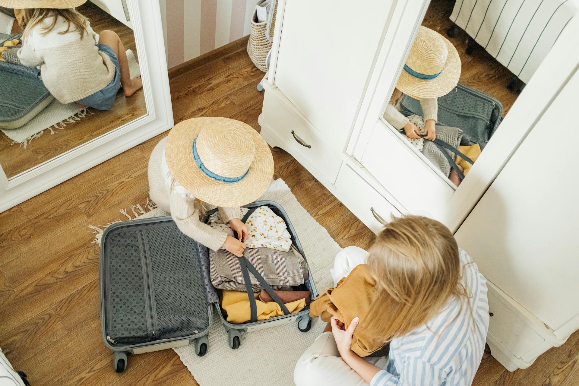 Une femme et un enfant préparent une valise | Source : Pexels