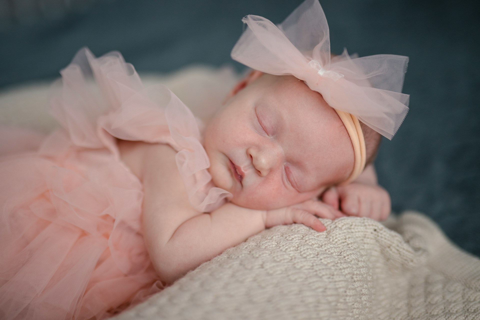 Une adorable petite fille qui dort profondément | Source : Unsplash