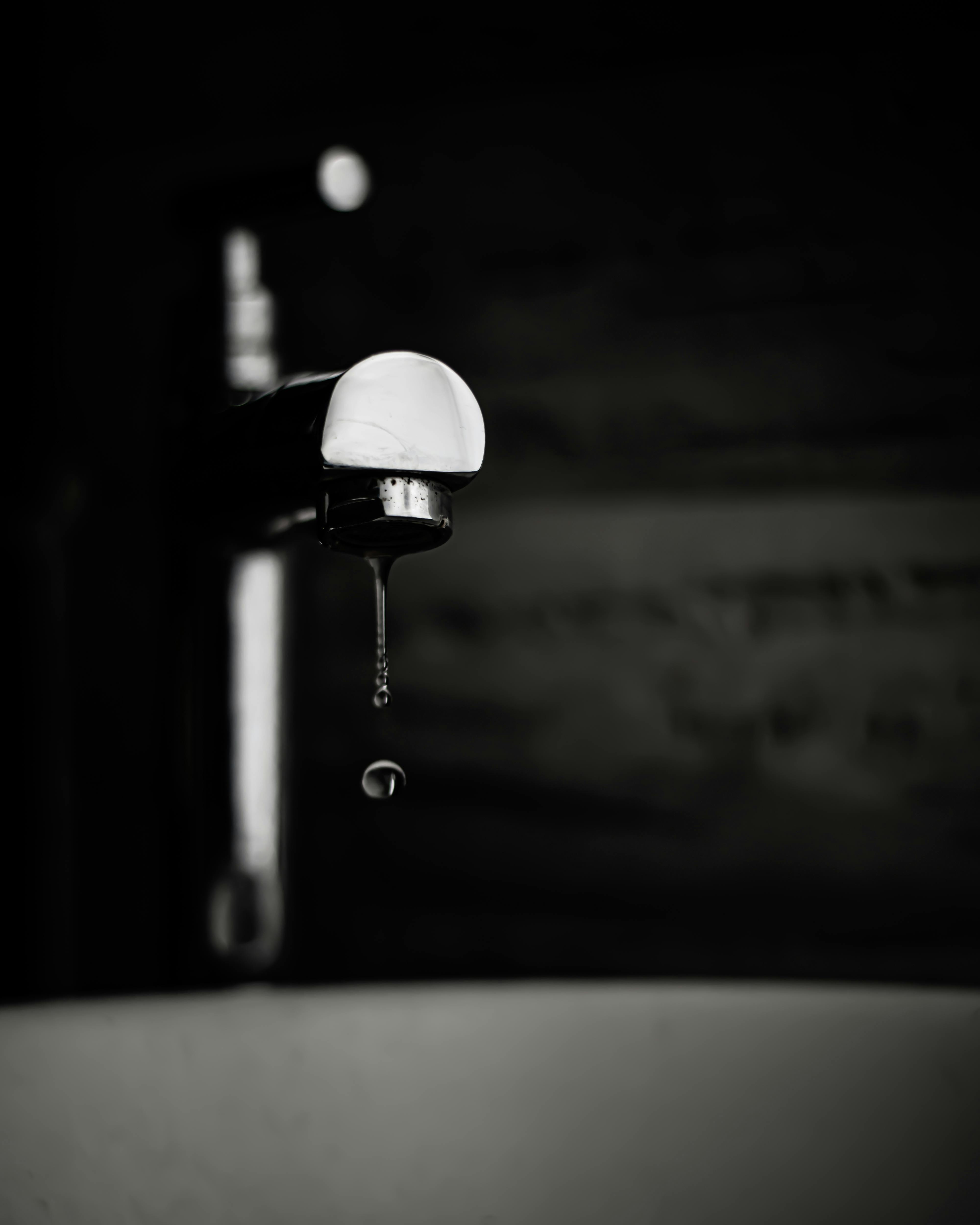 Gros plan sur un robinet qui goutte | Source : Pexels