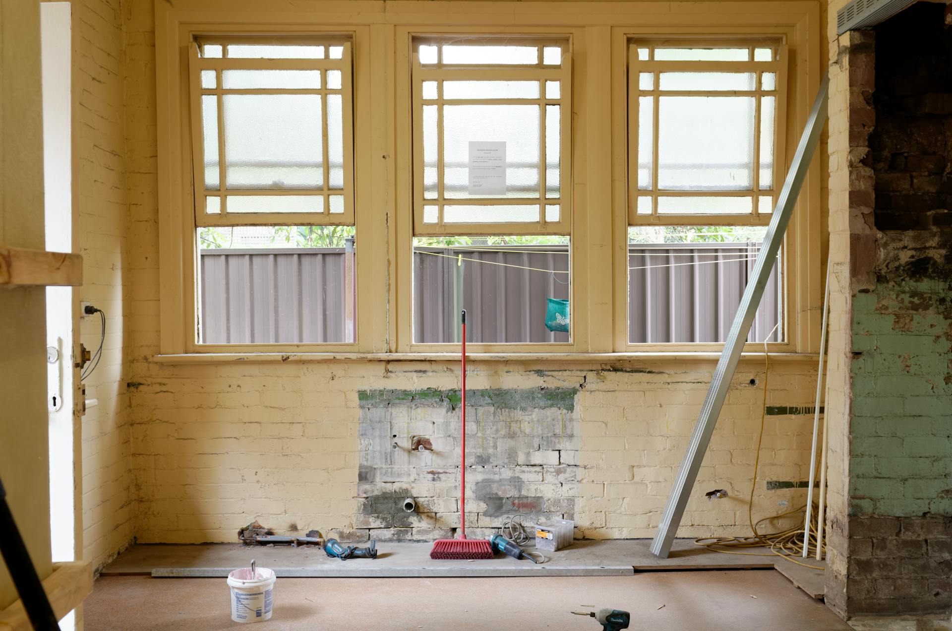 Intérieur d'une maison nécessitant des réparations | Source : Pexels