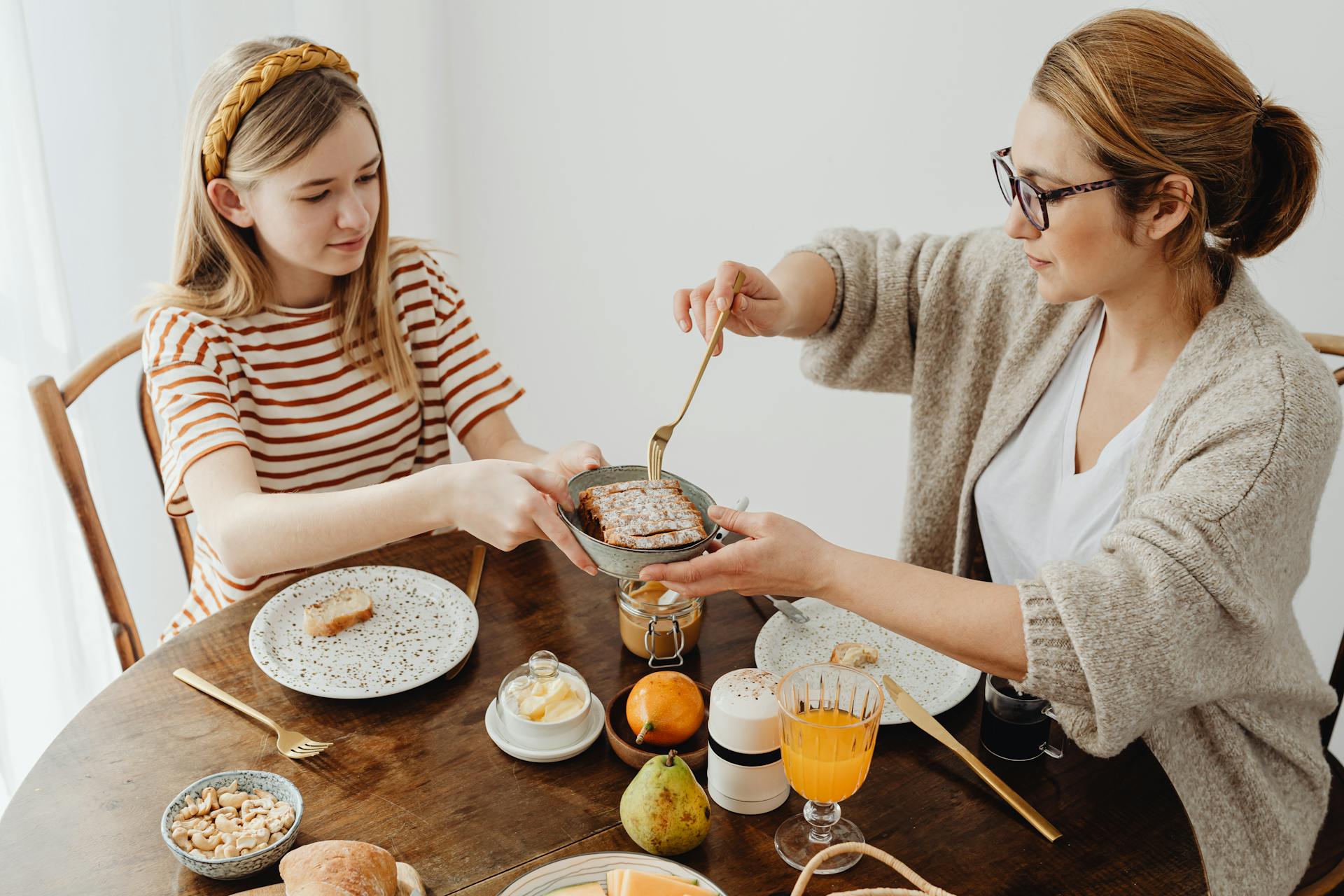 Une femme avec sa fille dans la salle à manger | Source : Pexels