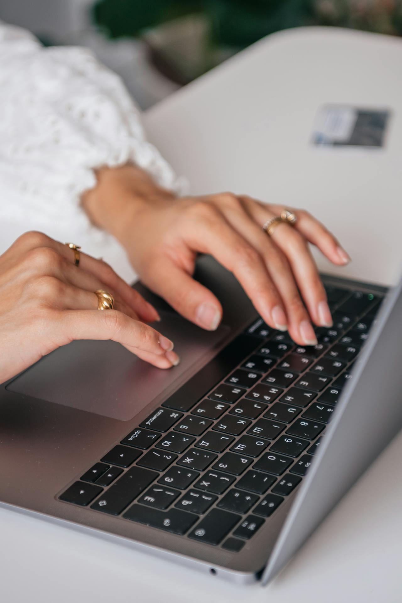 Une femme utilisant son ordinateur portable | Source : Pexels