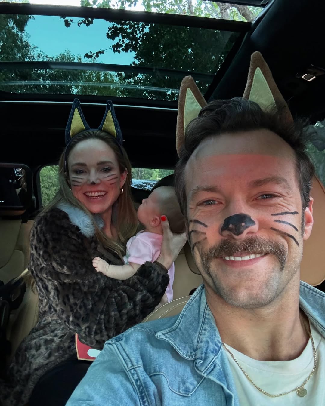 Caity Lotz et Kyle Schmid avec leur fille d'après un post daté du 31 décembre 2024. | Source : Instagram/iamkyleschmid