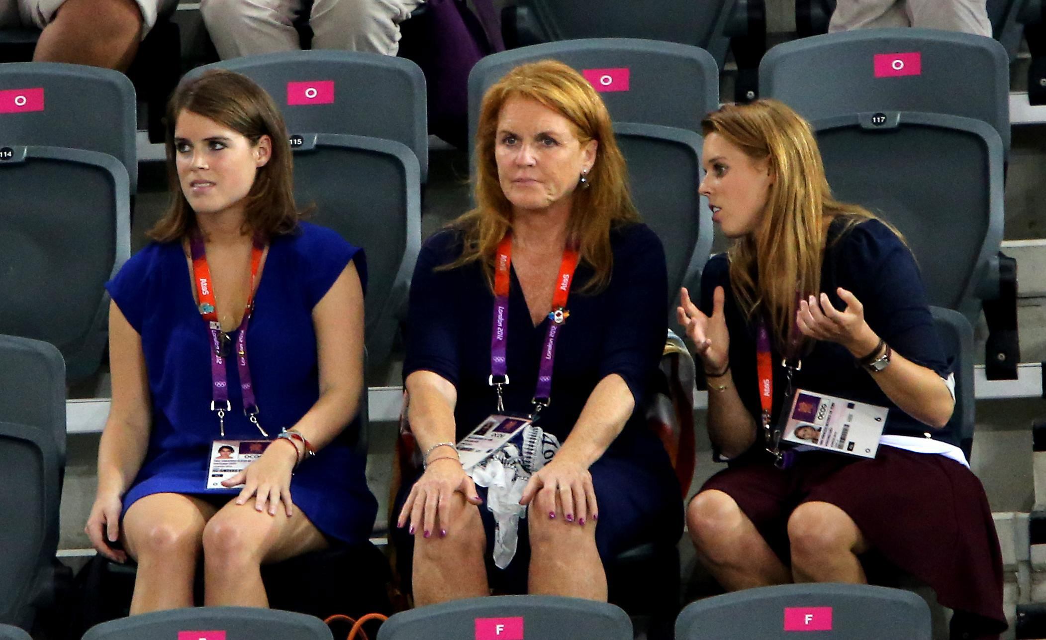 La princesse Eugenie, Sarah Ferguson et la princesse Beatrice lors du 11e jour des Jeux Olympiques, le 8 juillet 2012, à Londres, en Angleterre. | Source : Getty Images