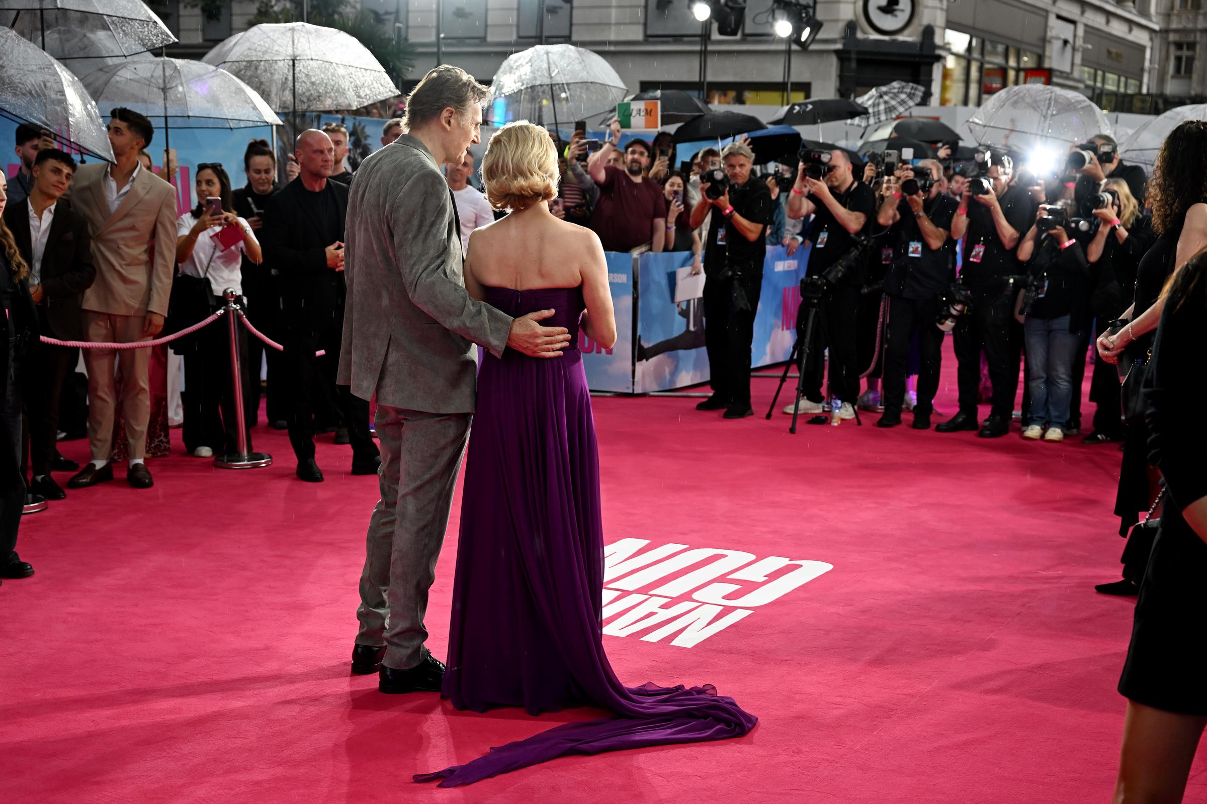 Pamela Anderson et Liam Neeson assistent à la première britannique du film « The Naked Gun » au Cineworld Leicester Square, le 22 juillet 2025, à Londres, en Angleterre I Source : Getty Images