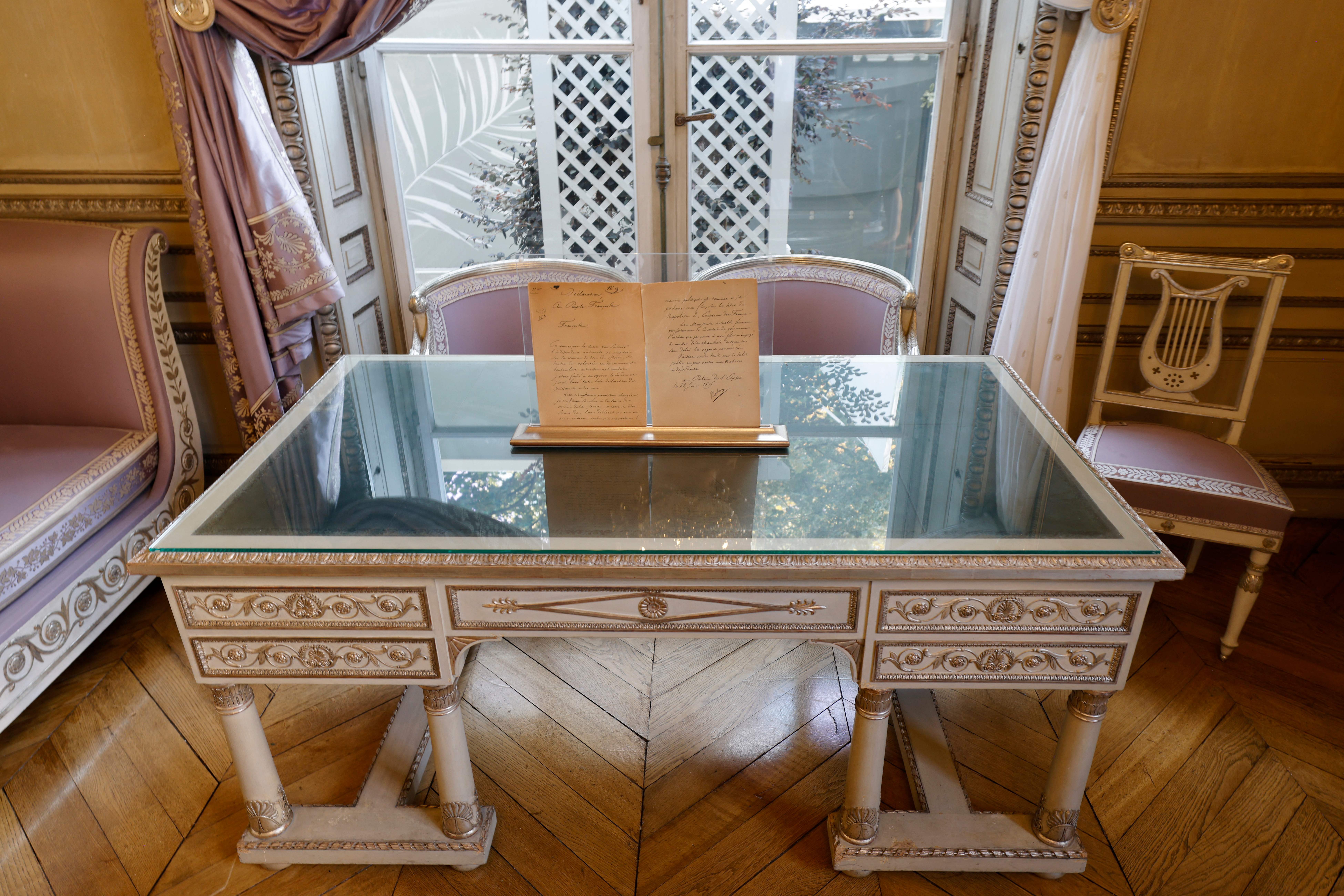 Un bureau et des chaises dans le Boudoir d'argent à Paris, France, le 16 septembre 2023. | Source : Getty Images