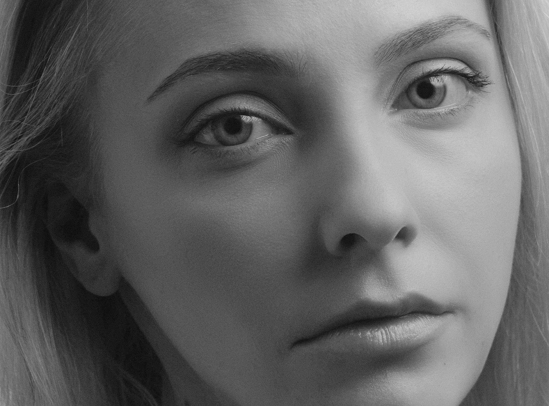 Une photo en niveaux de gris du visage d'une femme | Source : Pexels