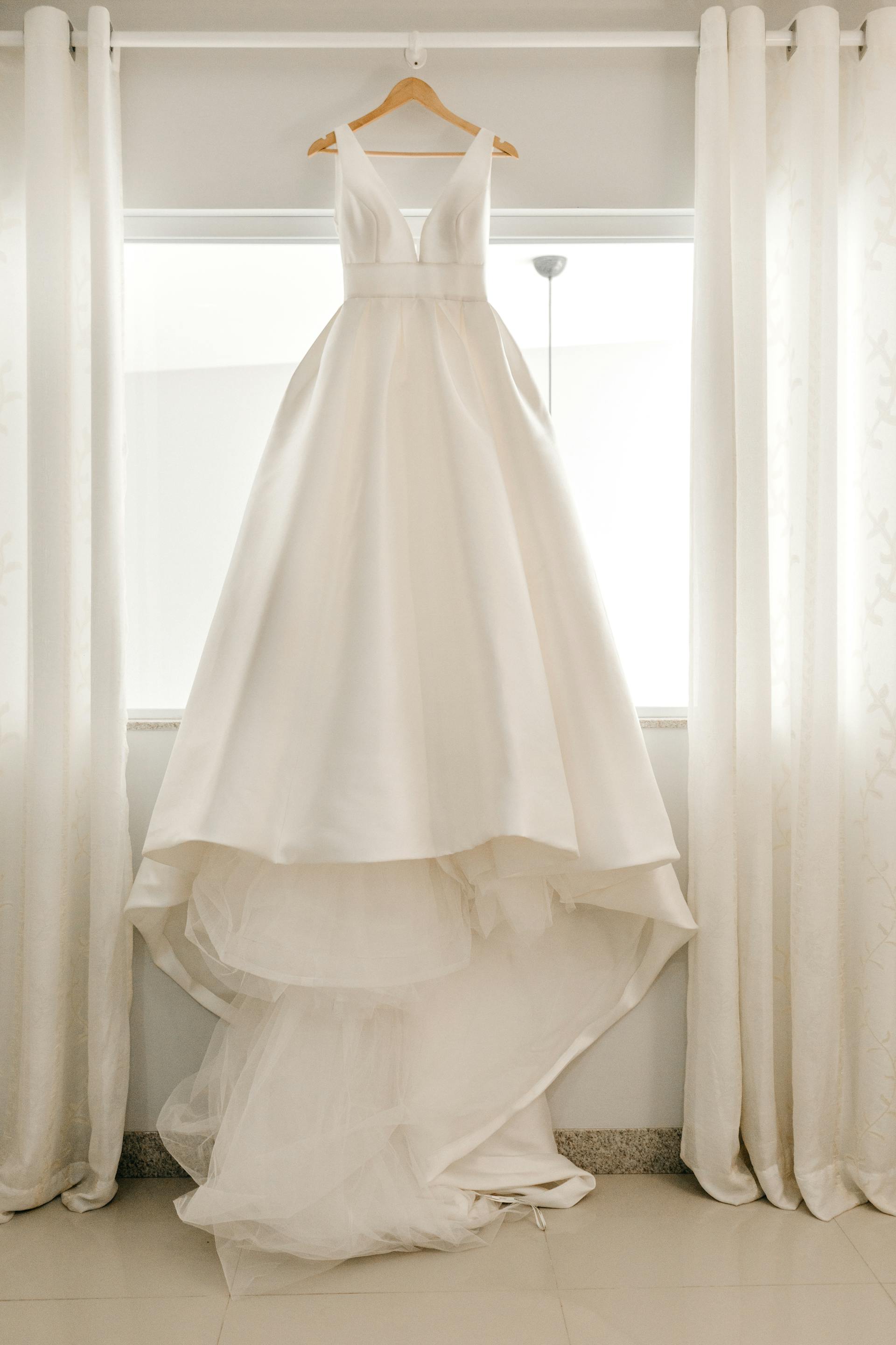 Une robe de mariée suspendue à une tringle à rideaux | Source : Pexels
