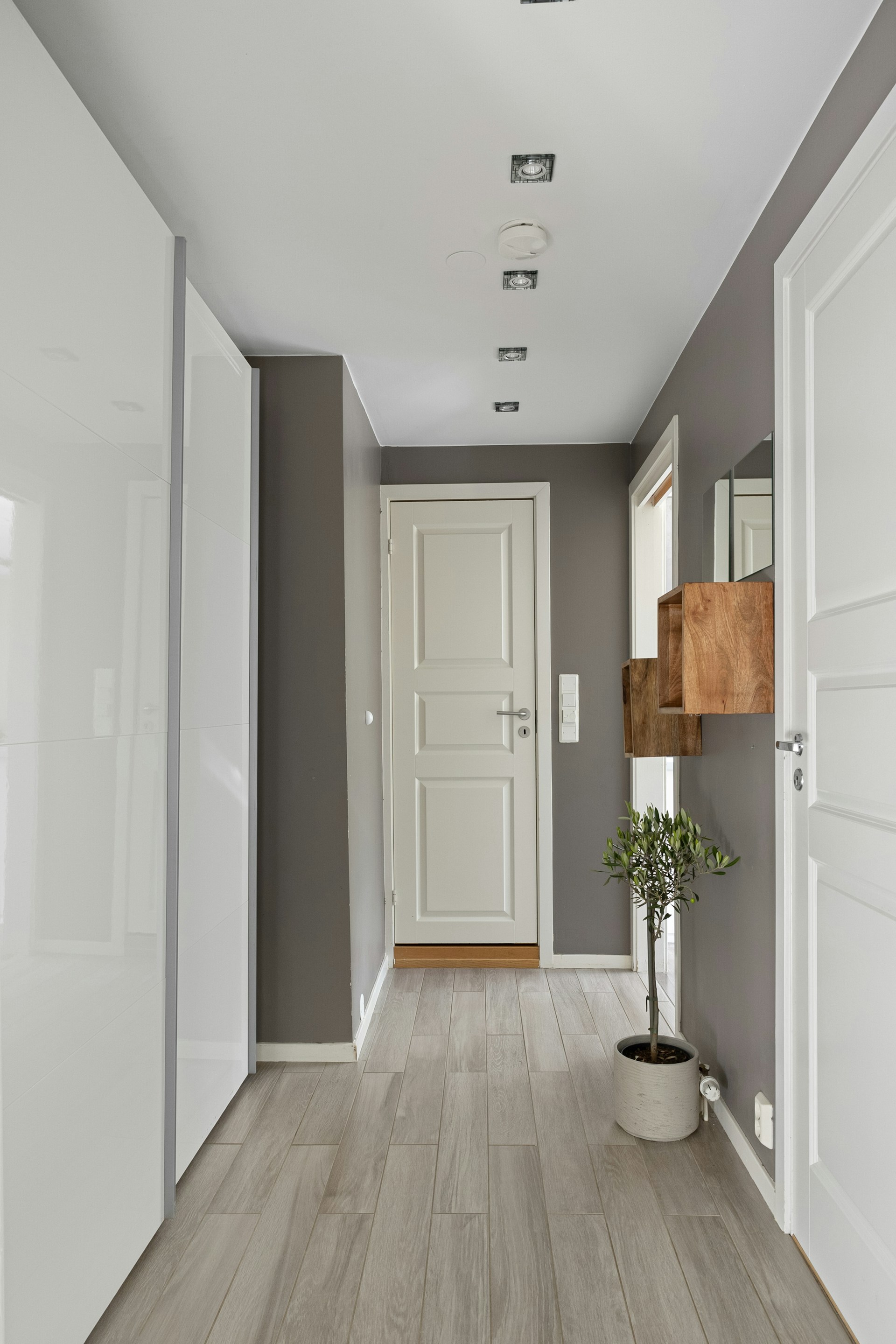 Une porte au bout d'un couloir | Source : Unsplash