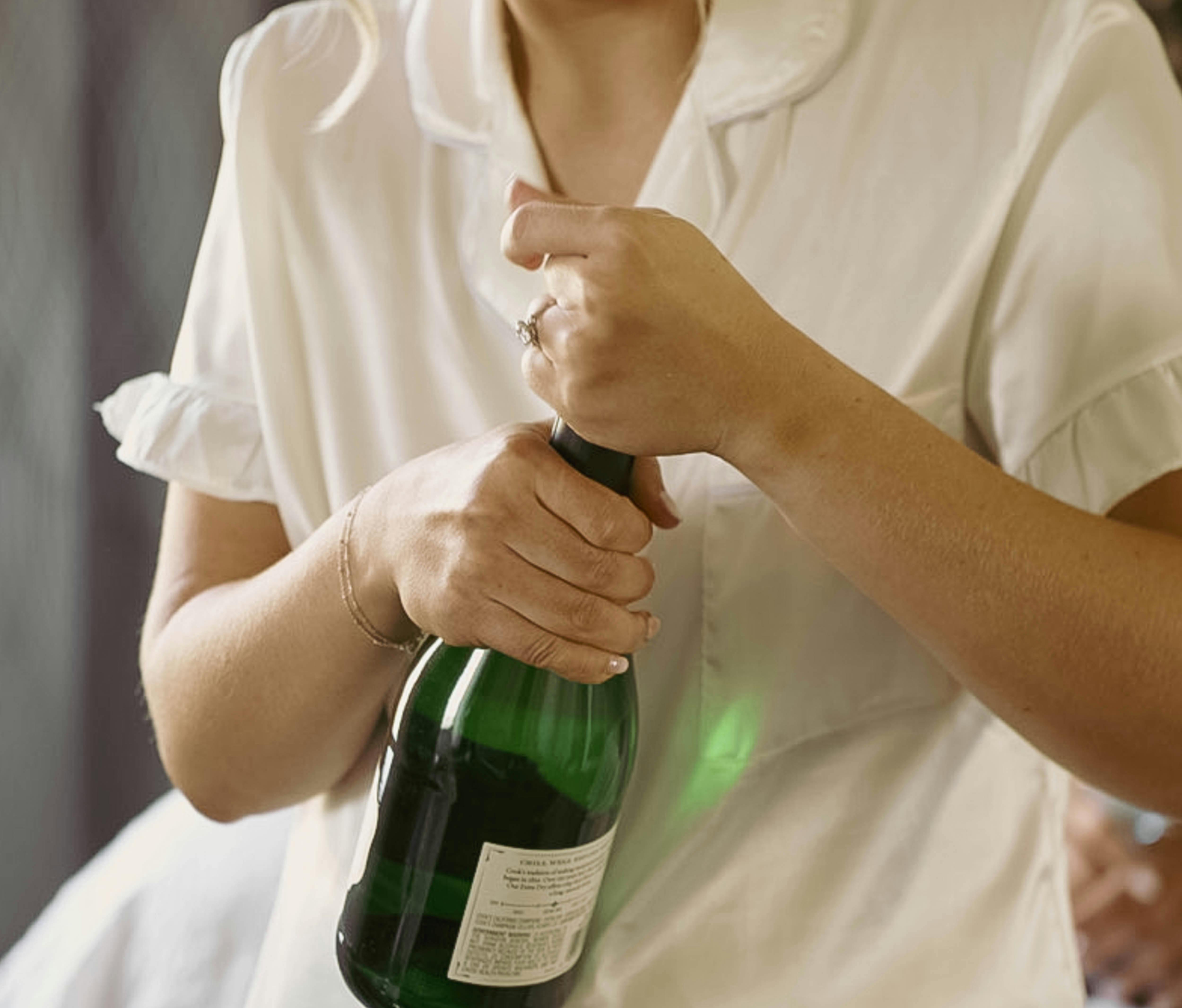 Une personne tenant une bouteille de champagne | Source : Pexels