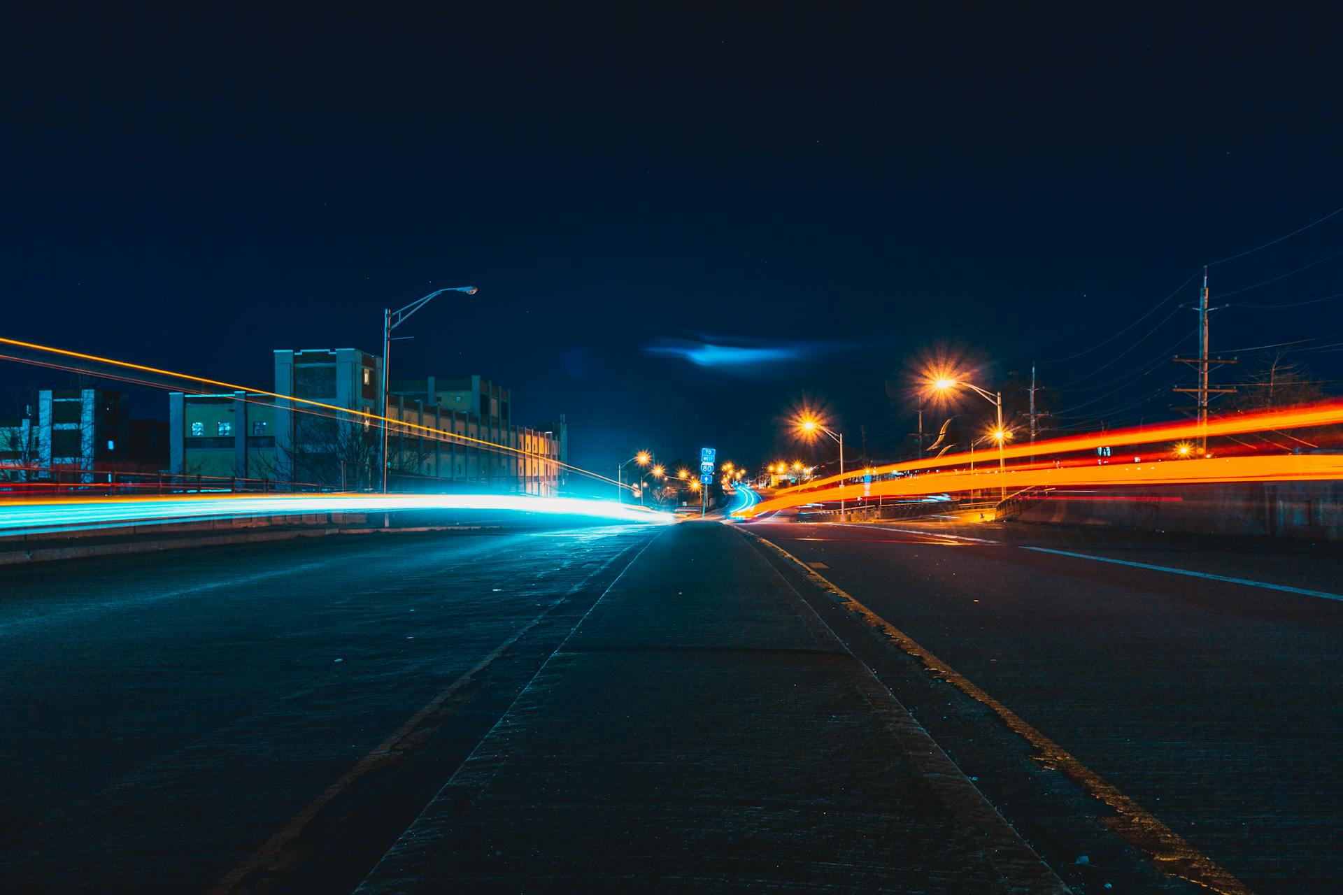 Une autoroute la nuit | Source : Pexels