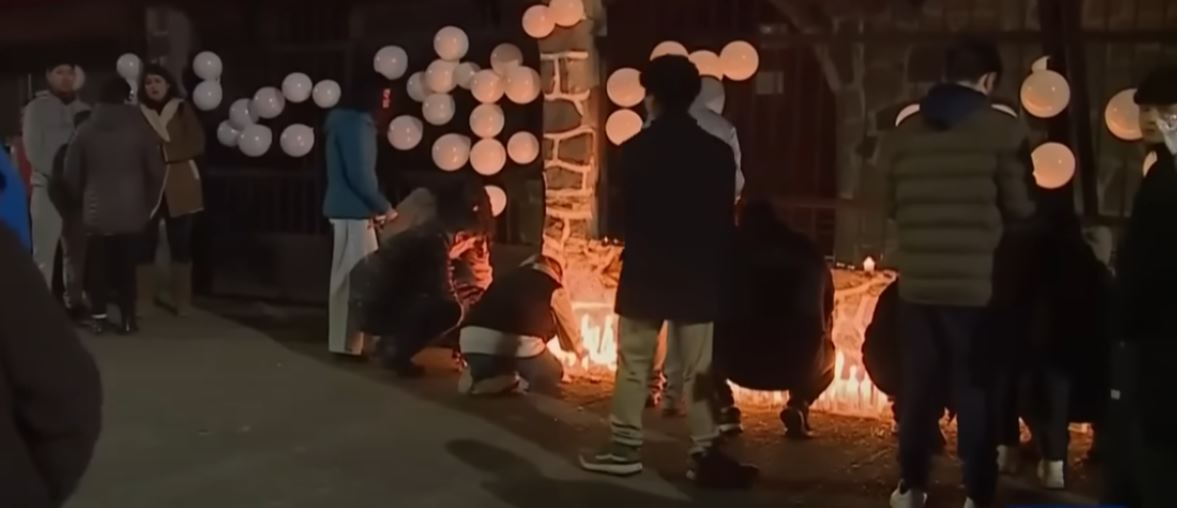 Hommage aux enfants décédés | Source : YouTube.com/CHVNoticiasTV