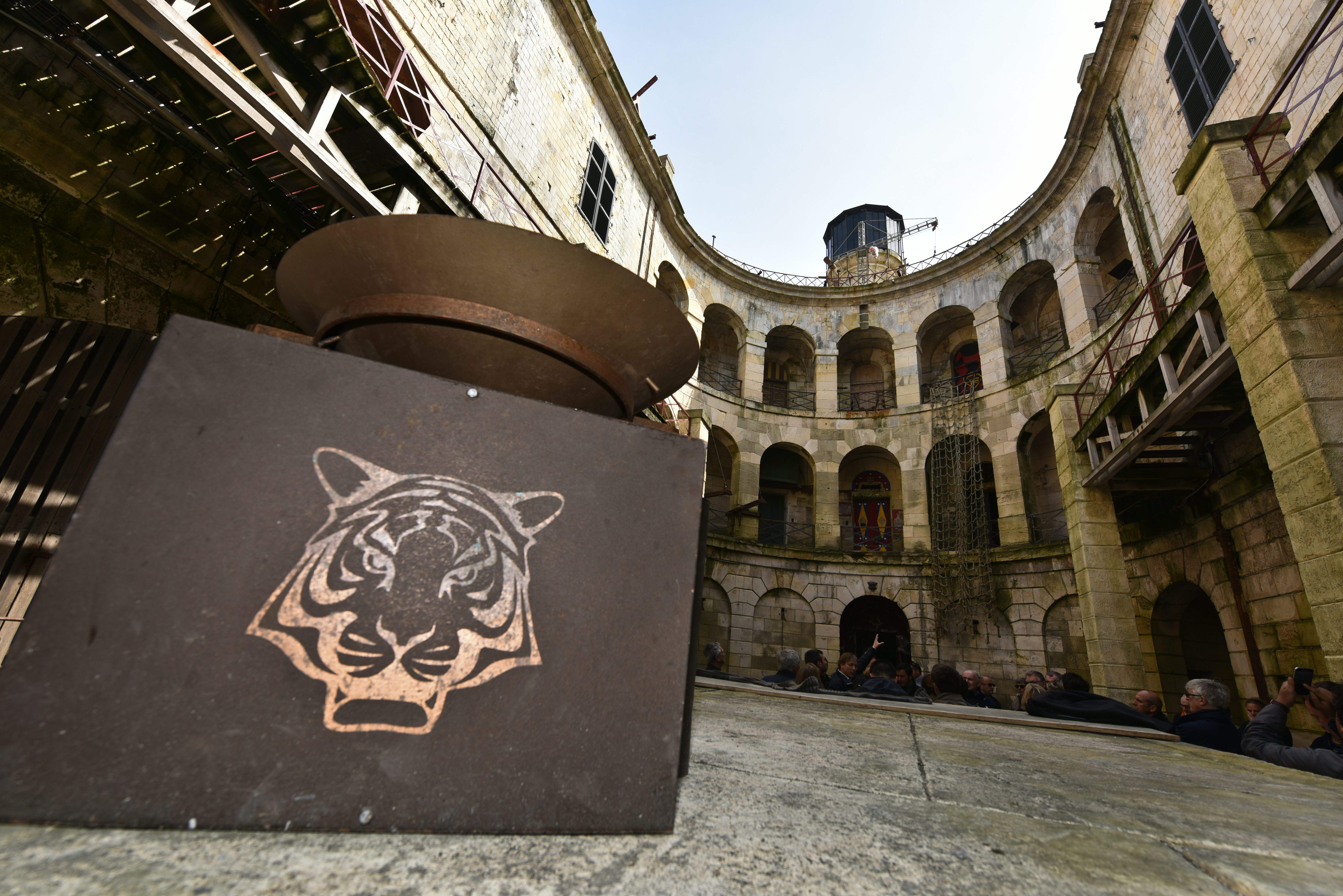 Cette photo prise le 22 avril 2016 montre le Fort Boyard, au large de la côte ouest de la France, près de La Rochelle. Une nouvelle plate-forme d'accès au Fort Boyard a été inaugurée I Source : Getty Images