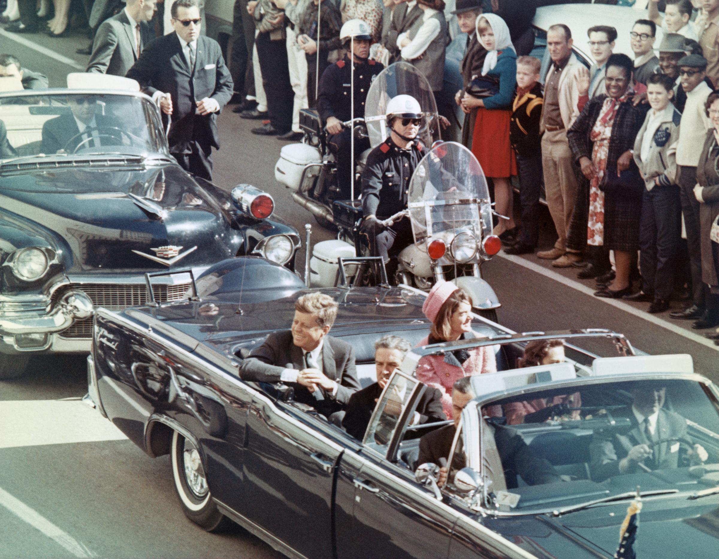 John F. et Jacqueline Kennedy avec le gouverneur du Texas John Connally et d'autres personnes à Dallas, Texas, le 22 novembre 1963, quelques minutes avant que le président ne soit assassiné. | Source : Getty Images