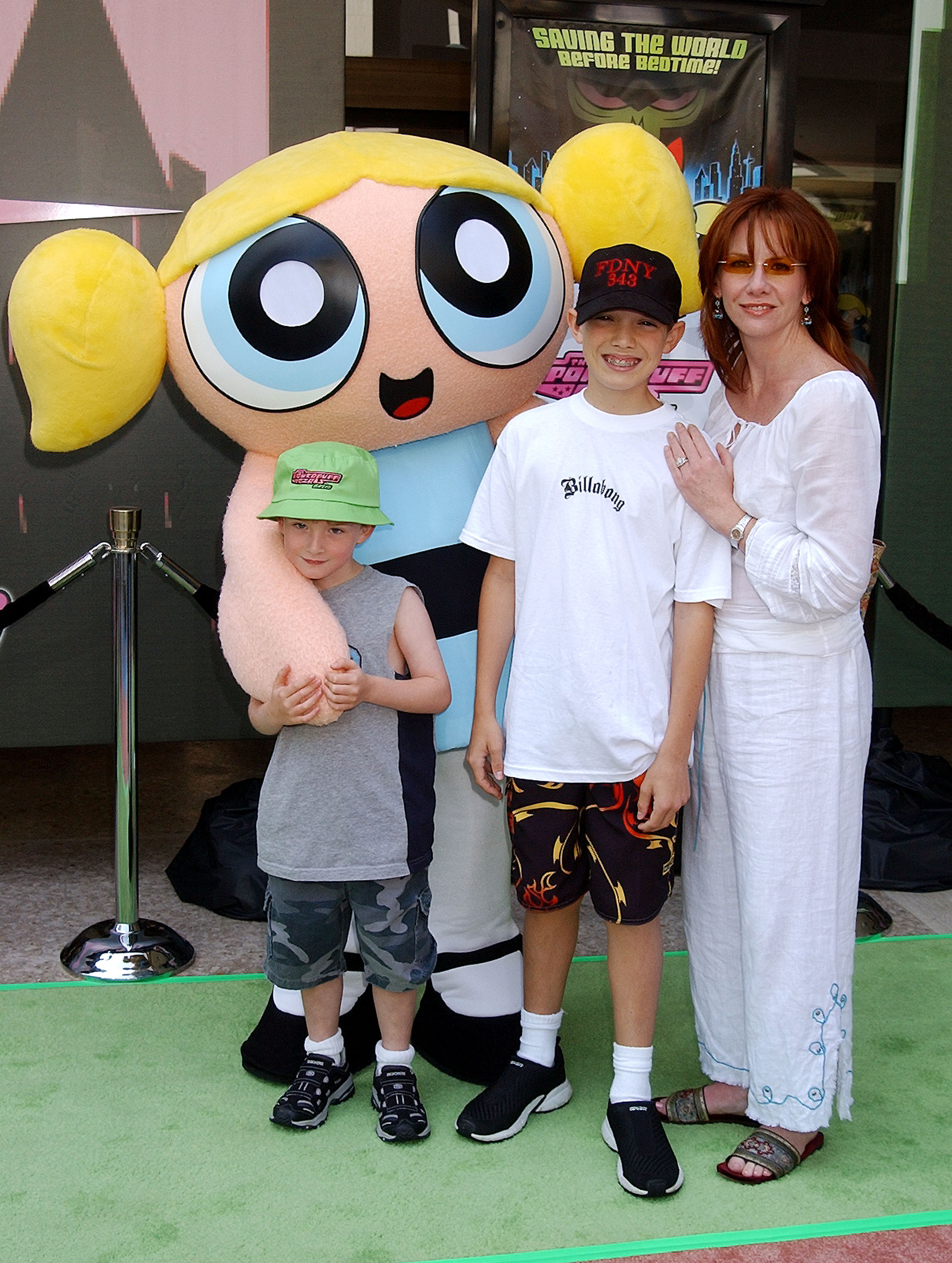 L'actrice avec ses fils Michael et Dakota lors de la première du film « Les Super Nanas » | Source :  Getty Images