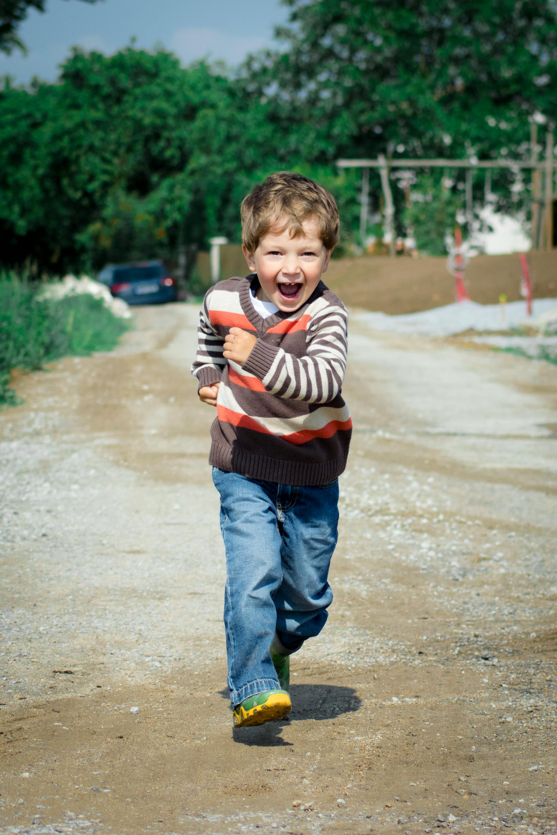 Un petit garçon qui court | Source : Pexels