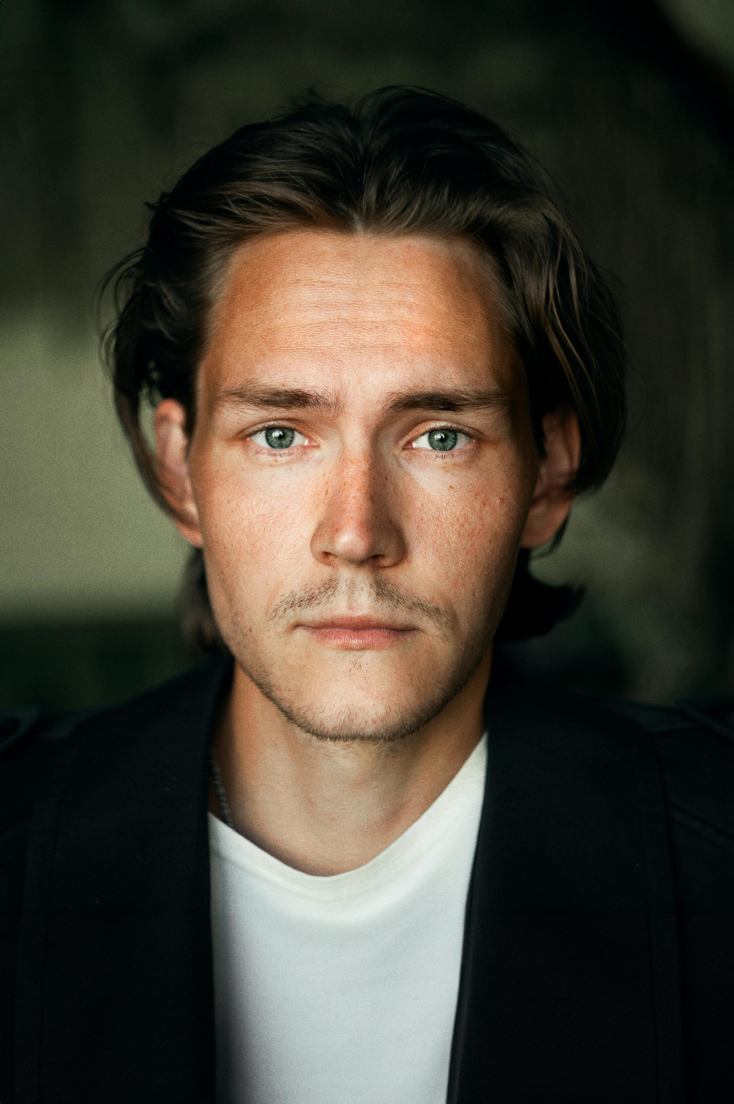 Un homme sérieux | Source : Pexels