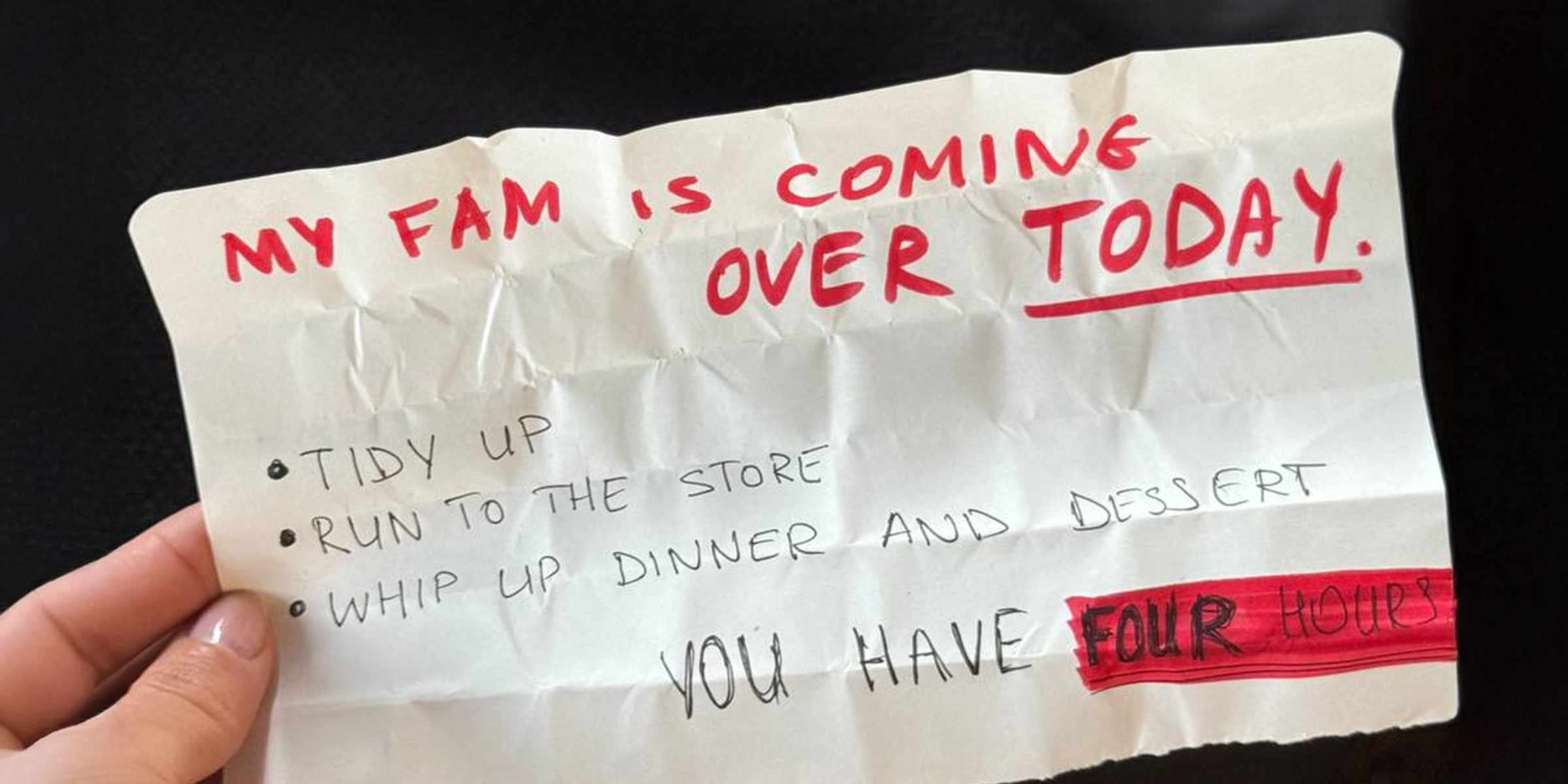 Une femme tenant une note avec des instructions | Source : Barabola