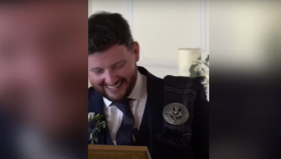 Ian Young souriant pendant son discours | Source : YouTube / Daily Record