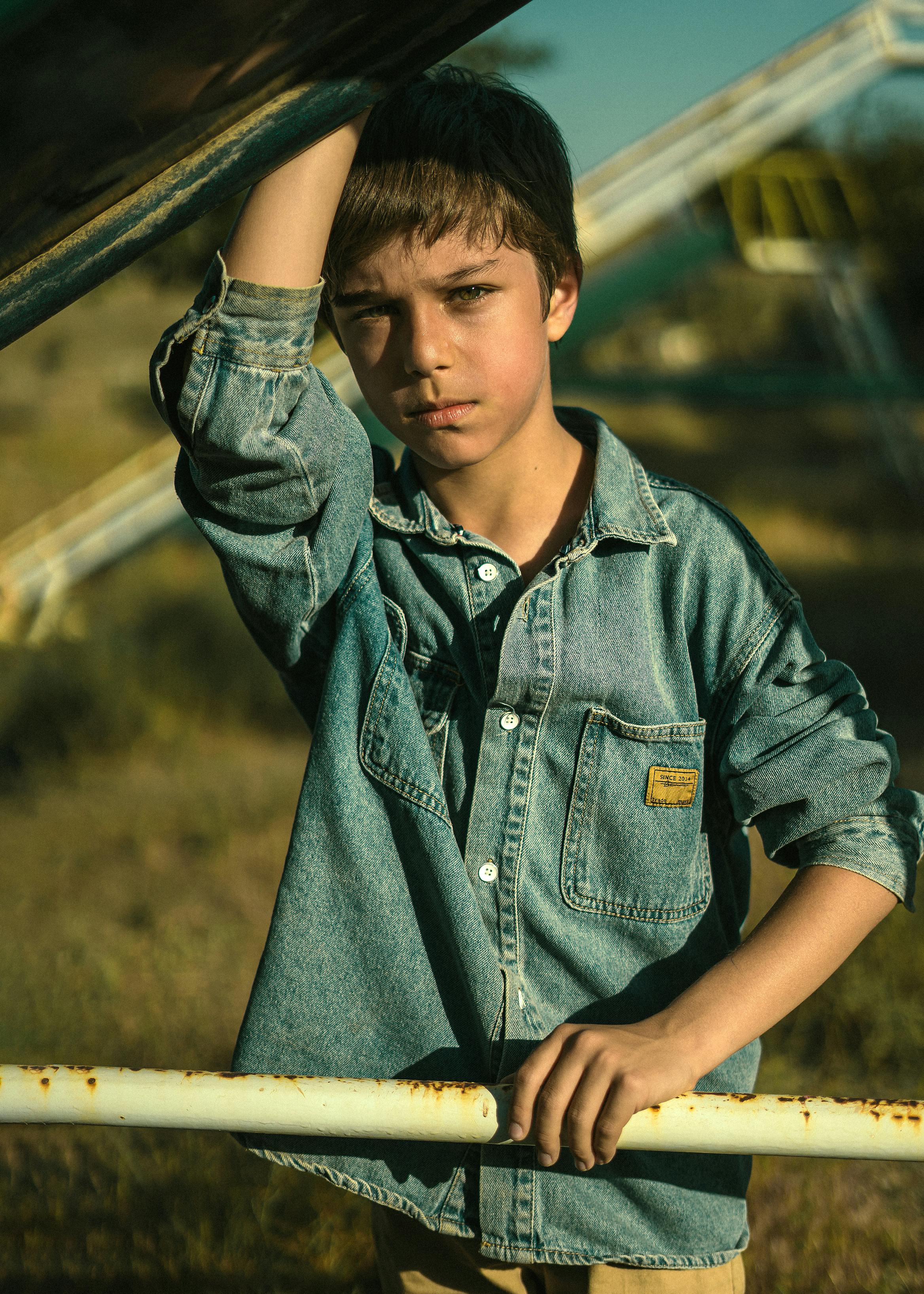 Un jeune garçon debout à l'extérieur | Source : Pexels
