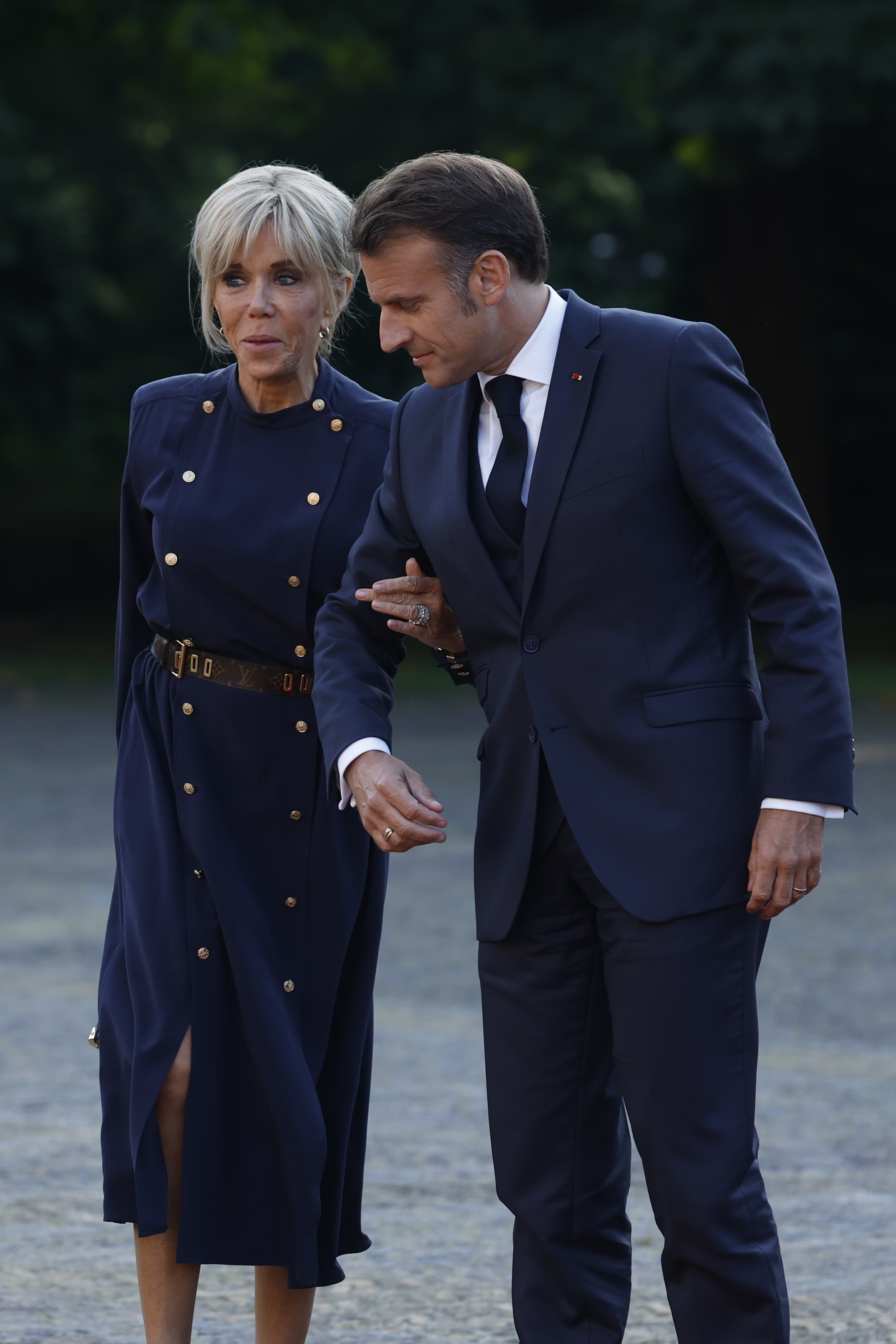 Le président français Emmanuel Macron et son épouse Brigitte Macron arrivent au palais Huis ten Bosch pour un dîner dans le cadre du sommet de l'OTAN 2025, le 24 juin 2025 à La Haye, aux Pays-Bas I Source : Getty Images