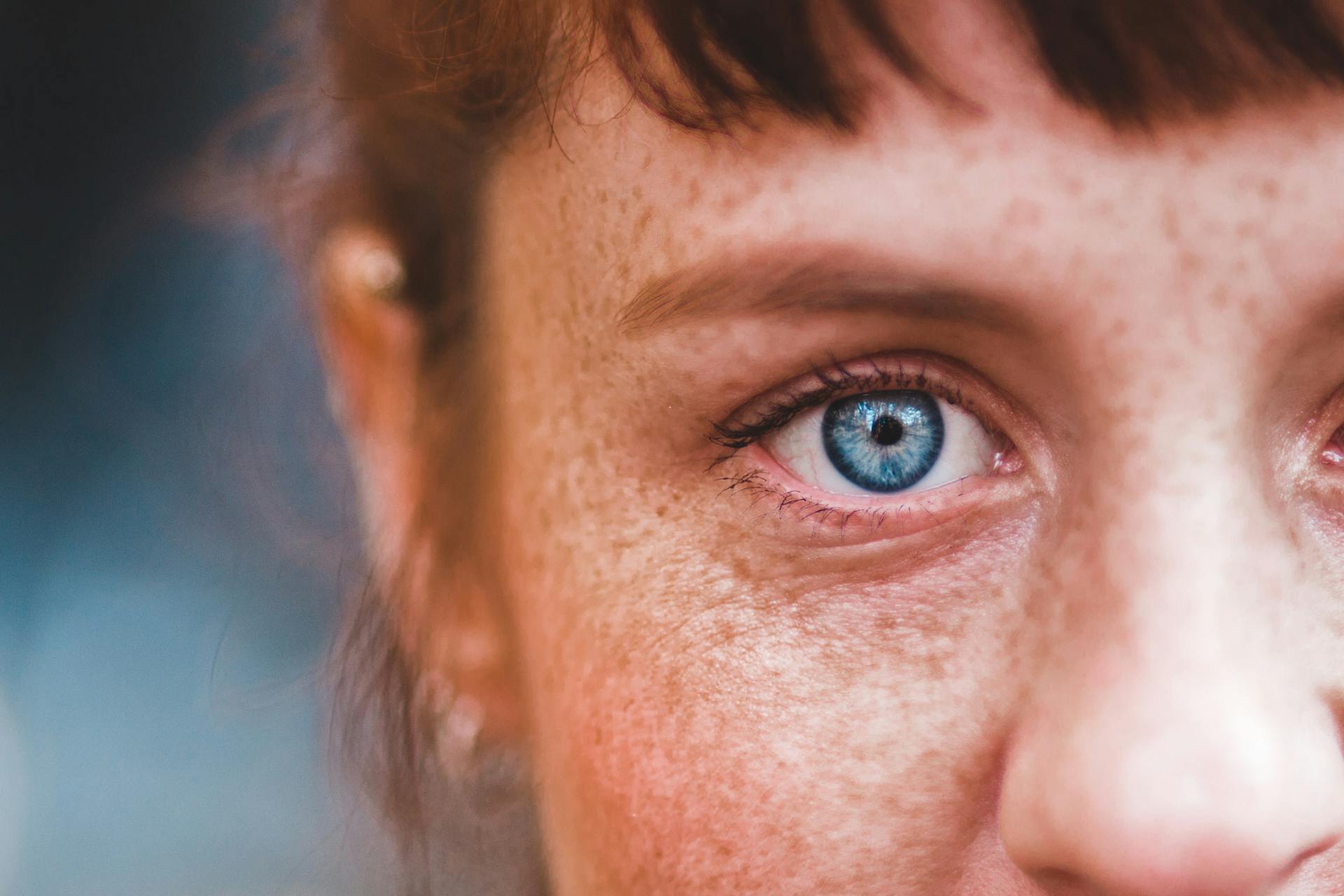 Gros plan sur le visage d'une femme aux yeux bleus | Source : Pexels