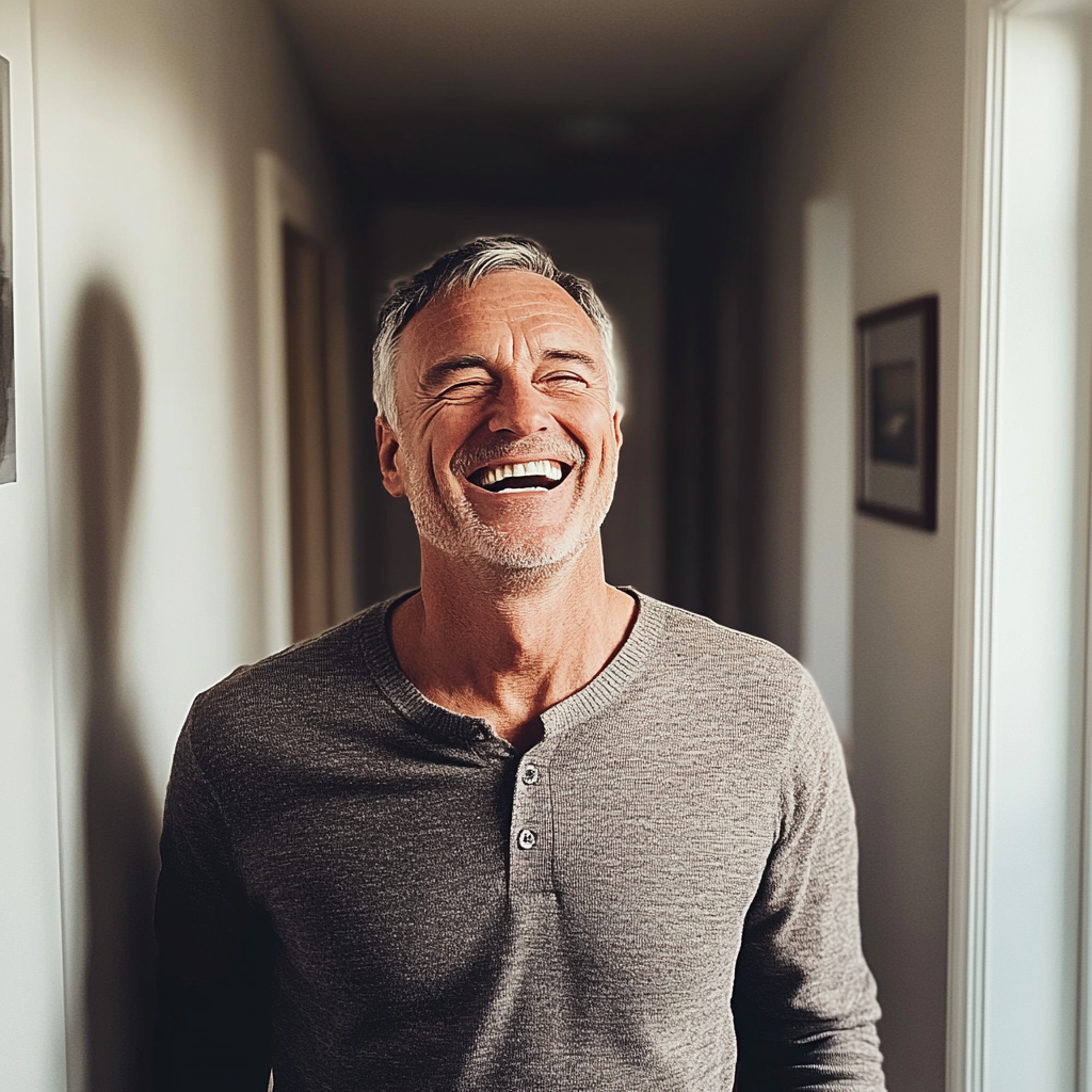 Un homme âgé qui rit | Source : Midjourney
