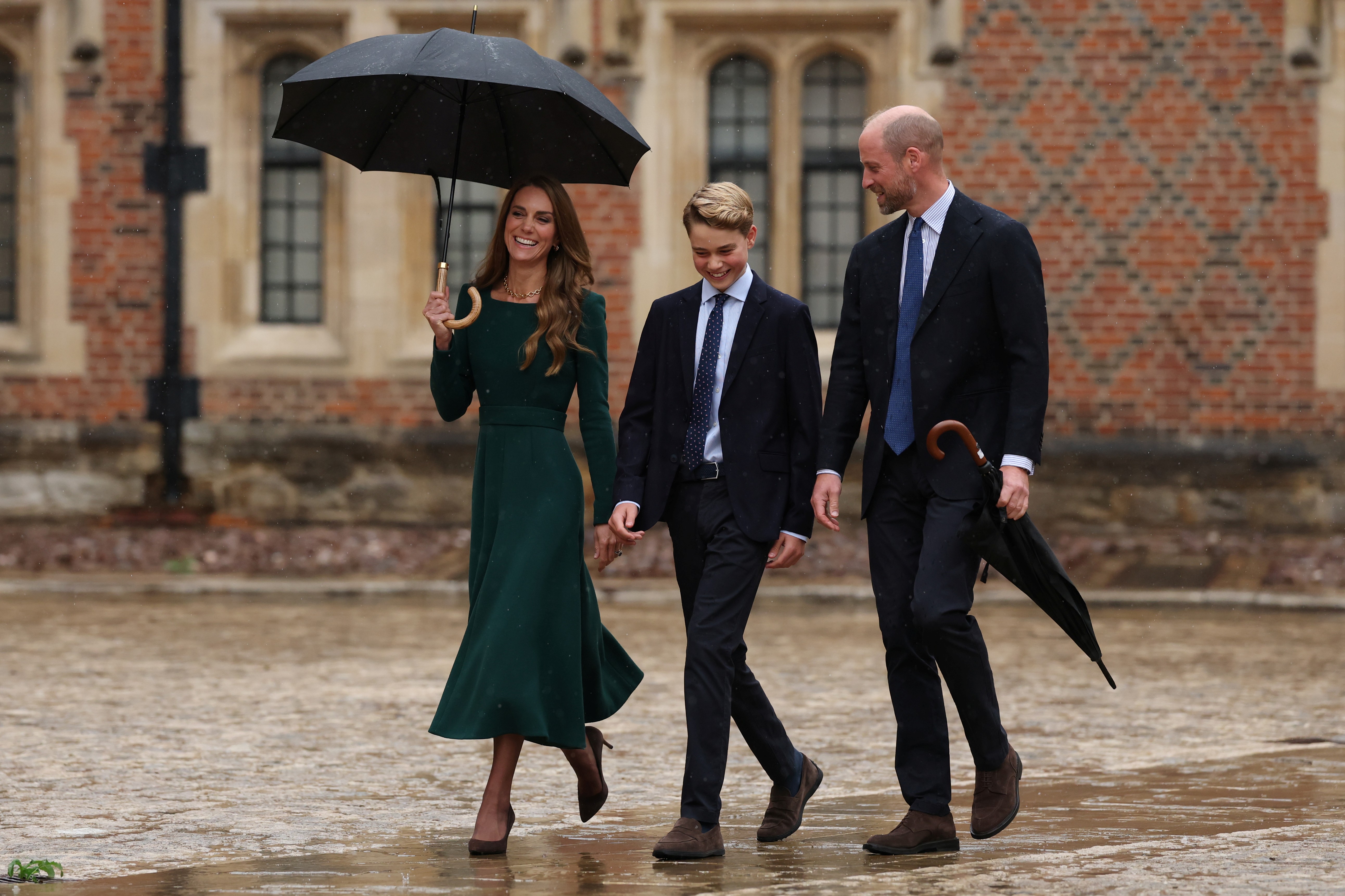 William et Catherine ont accompagné George le 8 septembre 2026, le jour de sa rentrée à Eton. Cet événement marquant a permis à George d'intégrer la même école que son père, perpétuant ainsi une tradition familiale qui va jusqu'au nom que chacun portait quand il était élève. | Source : Getty Images