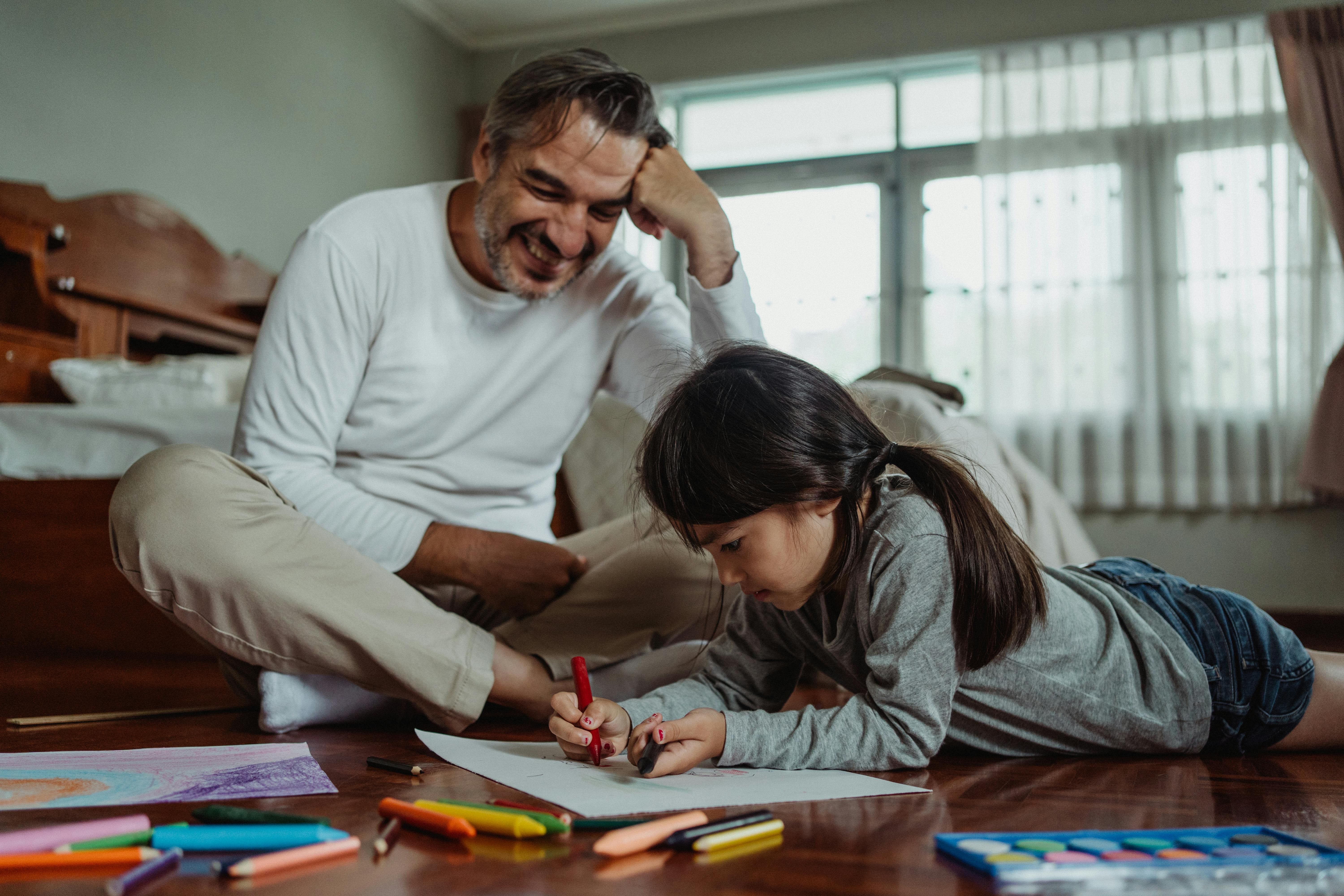 Un père en train de tisser des liens avec sa fille | Source : Pexels