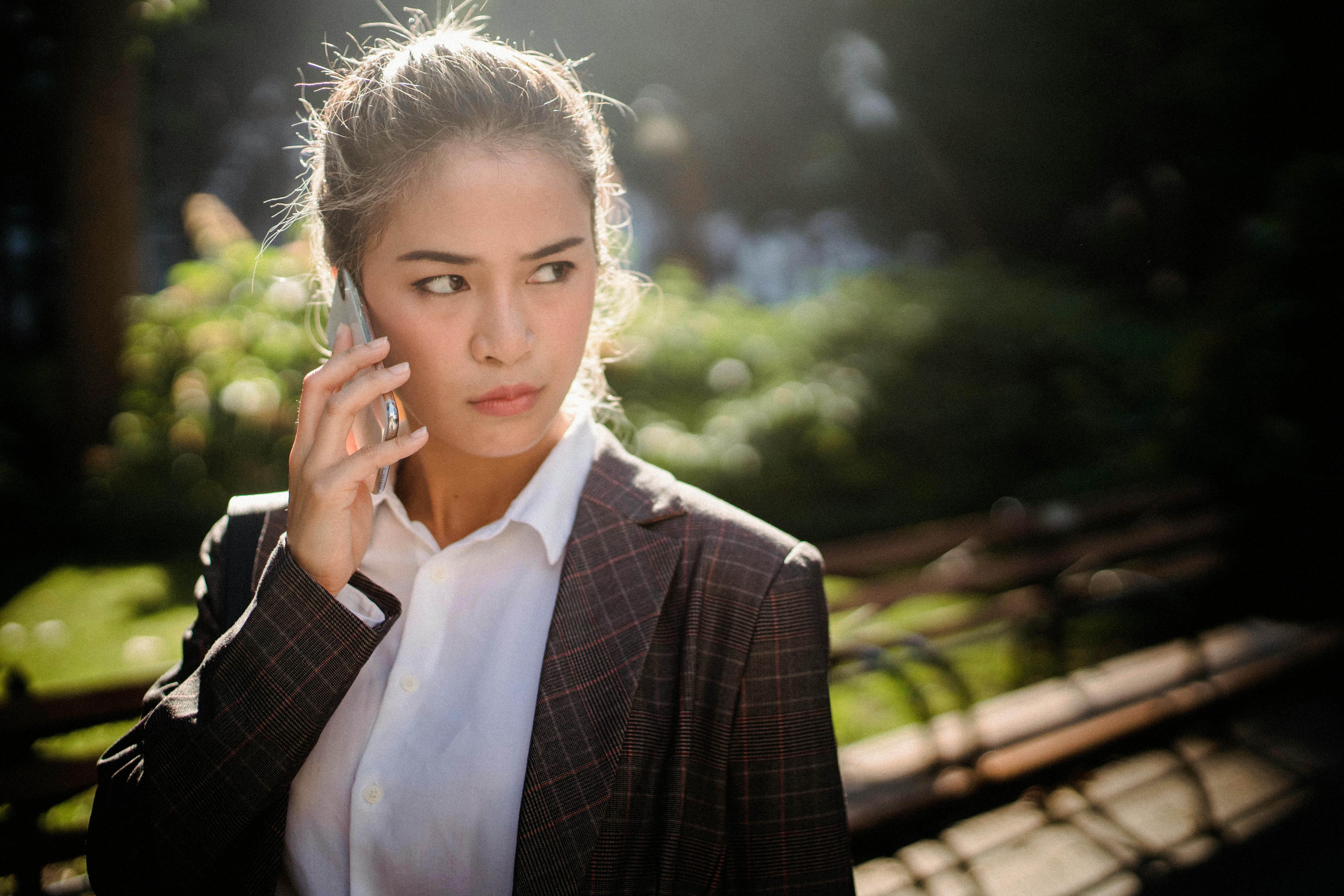 Femme déterminée au téléphone | Source : Pexels