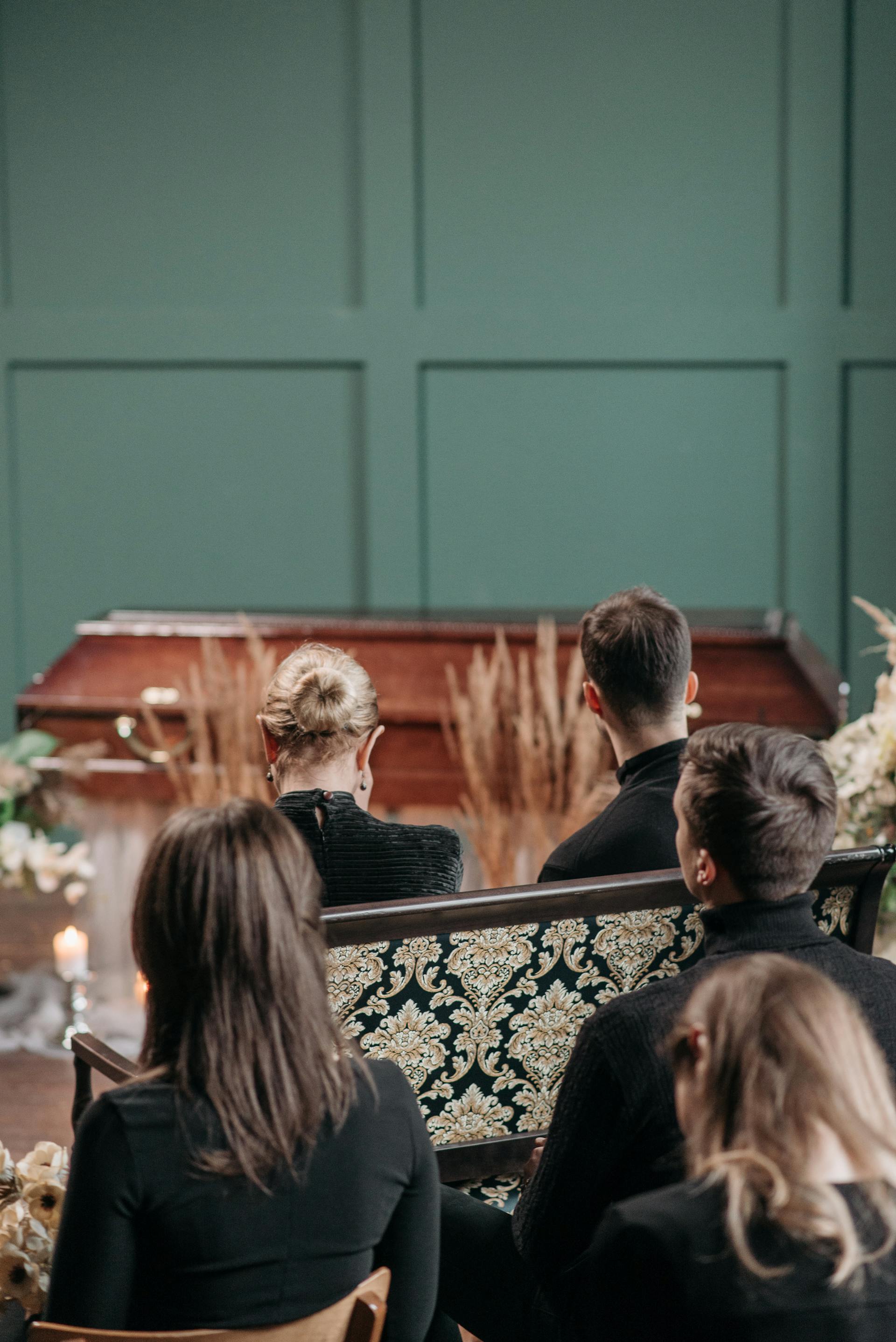 Personnes en deuil assistant à un service funéraire | Source : Pexels