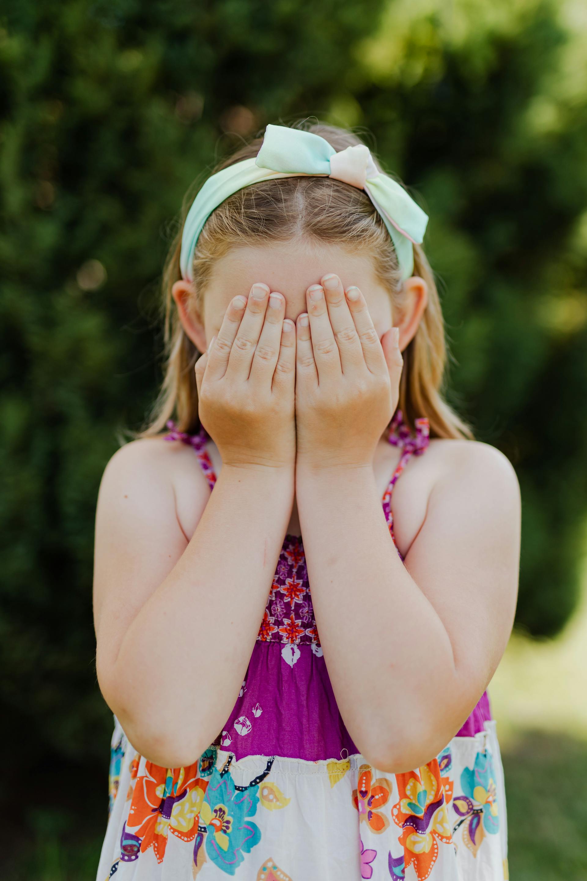 Une petite fille qui se couvre le visage avec ses mains | Source : Pexels