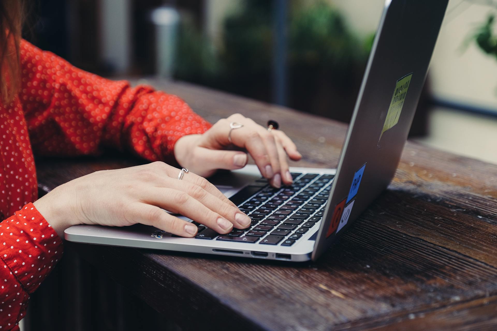 Une femme utilisant son ordinateur portable | Source : Pexels