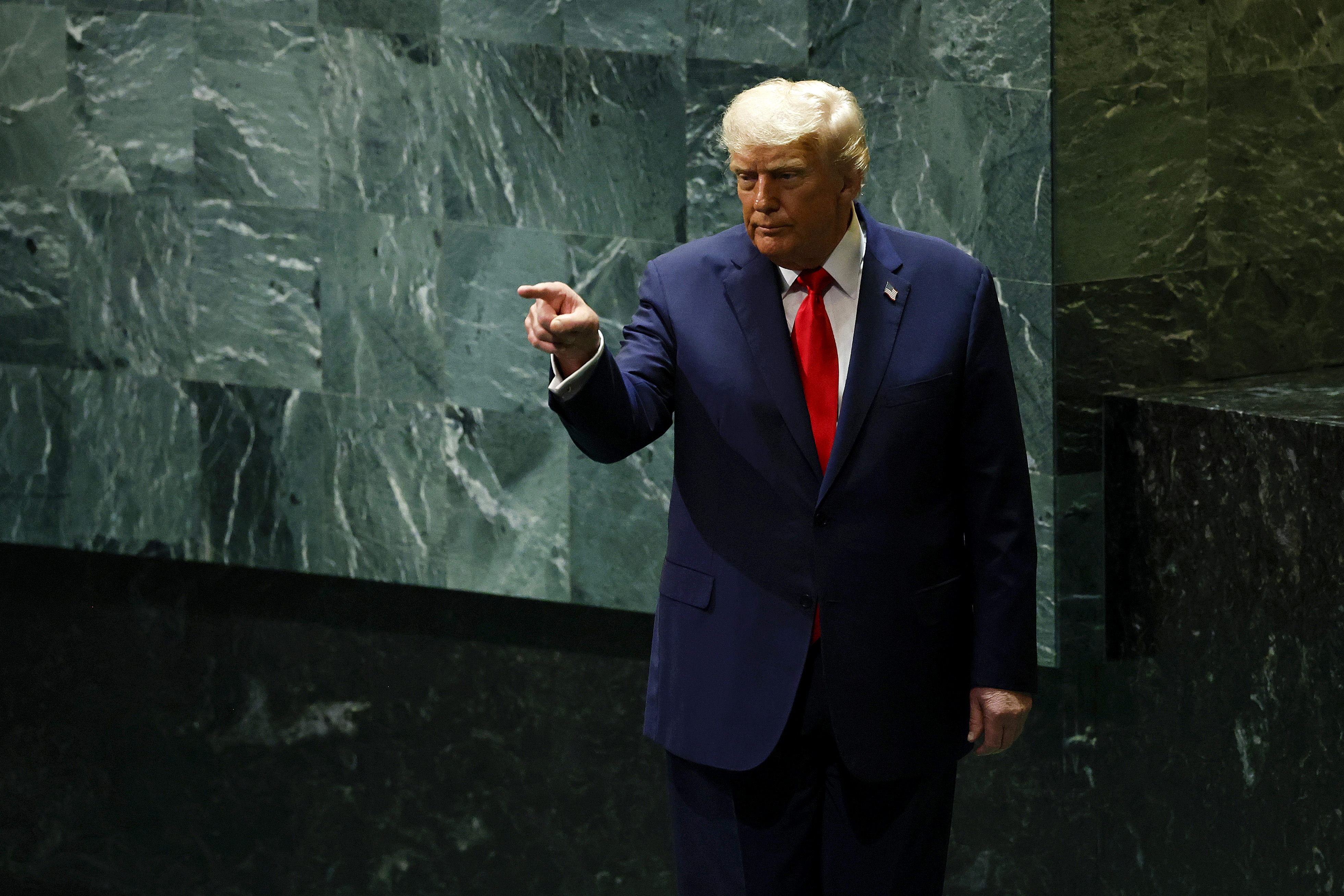 Donald Trump quitte la salle après avoir prononcé un discours lors de la 80e session de l'Assemblée générale des Nations unies (AGNU) au siège des Nations unies | Source : Getty Images
