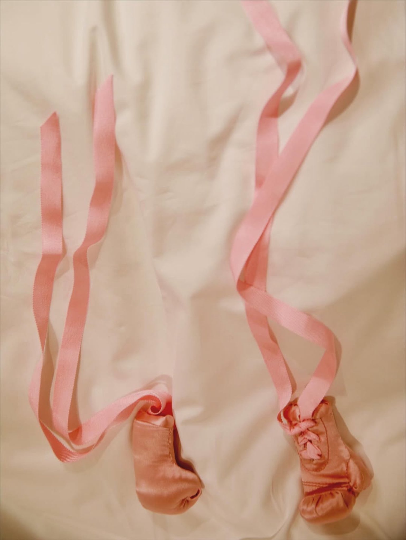 Rihanna partage une photo de minuscules gants de boxe roses, extrait d'un post daté du 25 septembre 2025 | Source : X/rihanna