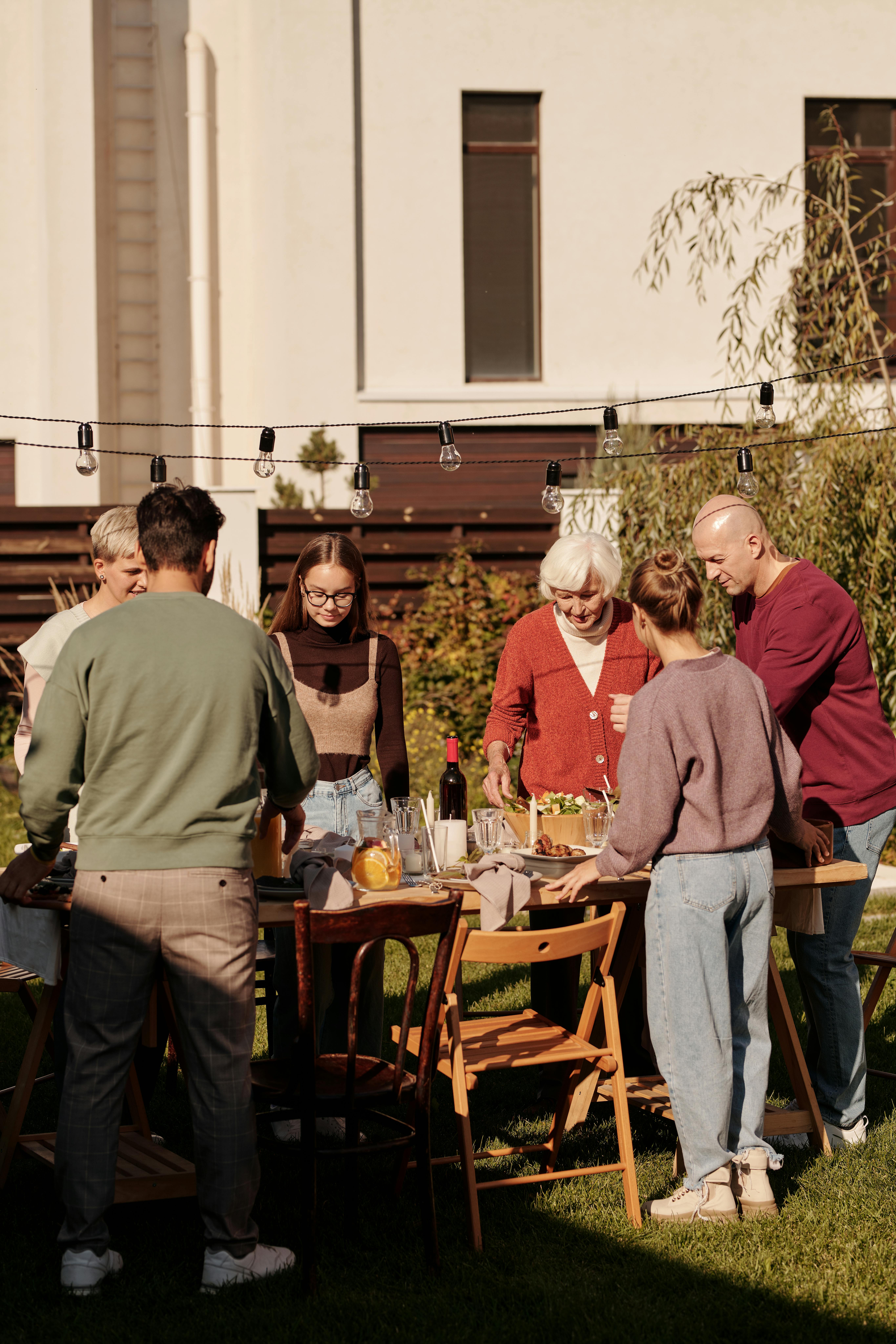 Des gens dans une arrière-cour | Source : Pexels