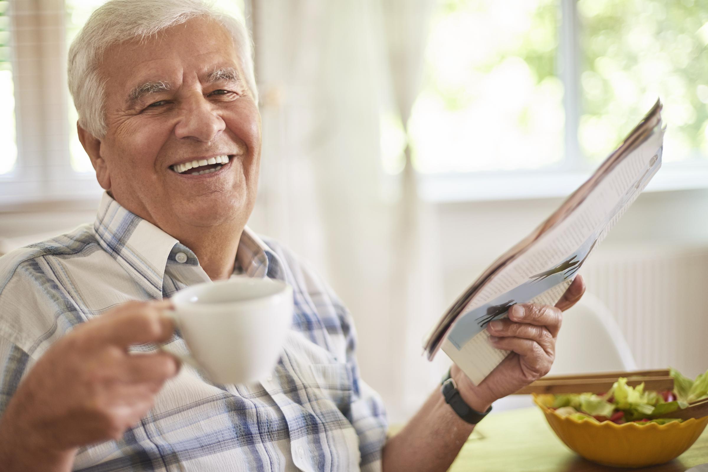 Un vieil homme heureux | Source : Freepik