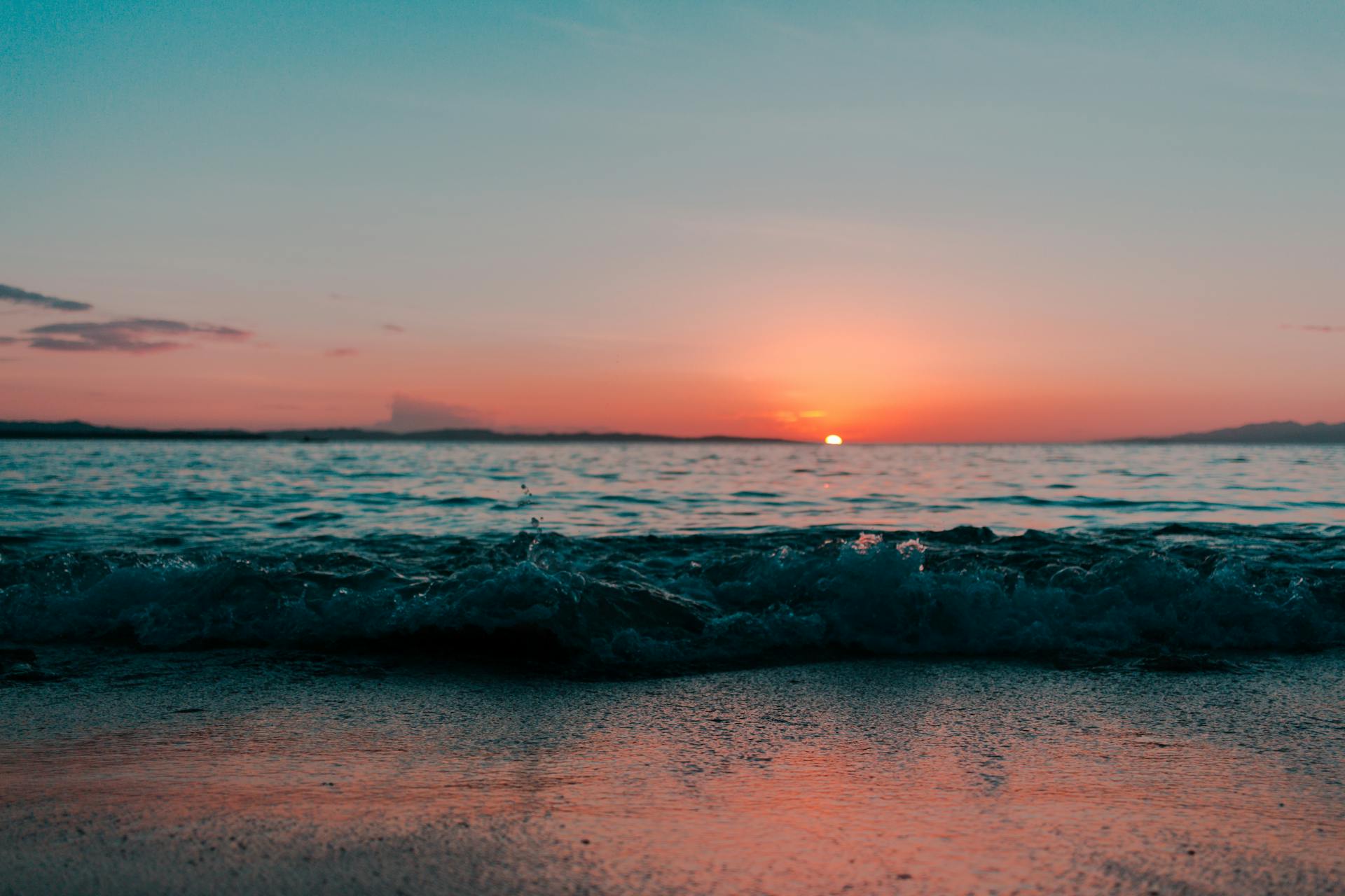 Vagues sur le rivage à l'heure du coucher du soleil | Source : Pexels